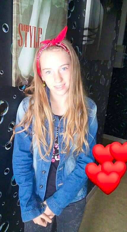 Zélia a rejoint le concours — aidez-le/la à gagner de superbes lots ! bangs, blond, brown_hair, cool, costume, ear, hair, hair_coloring, hairstyle, lip, long_hair, nose, person