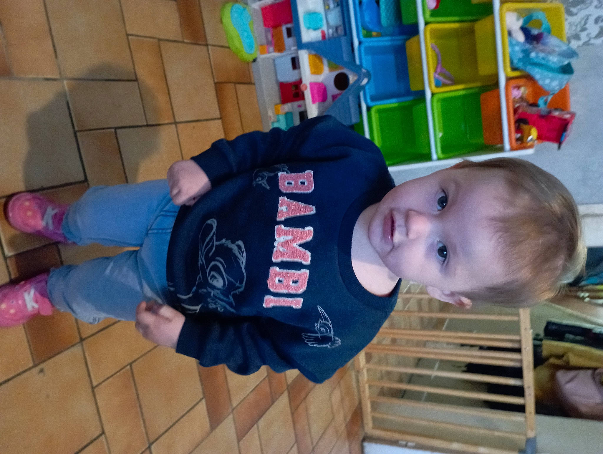 Kenza participe au concours pour gagner de l'argent avec cette photo : baby, baby_products, baby_toddler_clothing, child, cleanliness, flooring, fun, hat, person, play, room, shelf, sleeve, smile, sock, t_shirt, toddler, toy