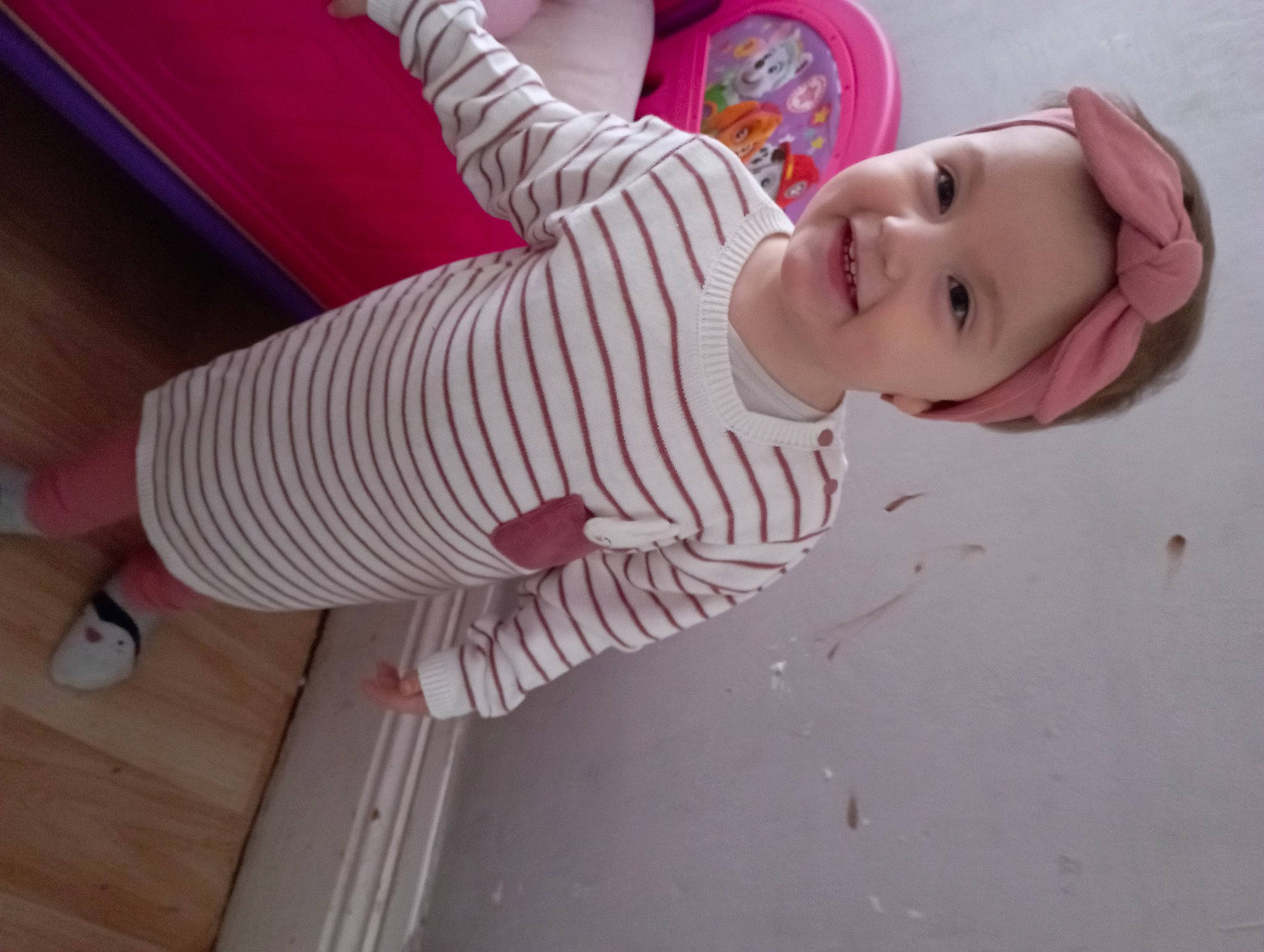 Kenza a rejoint le concours — aidez-le/la à gagner de superbes lots ! baby, baby_toddler_clothing, cheek, child, comfort, finger, floor, flooring, fun, happy, hardwood, headgear, headwear, joy, lip, magenta, person, pink, sleeve, smile