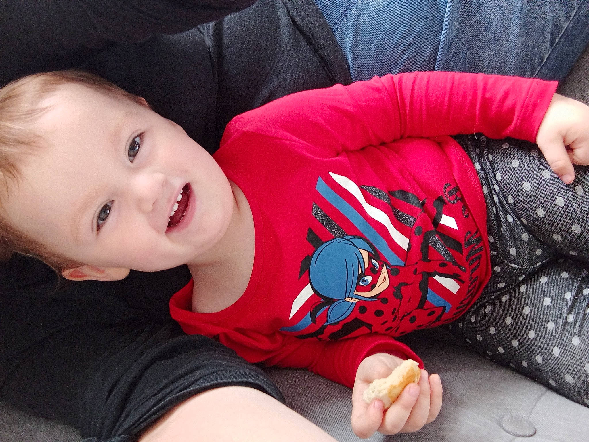 Kenza participe au concours pour gagner de l'argent avec cette photo : baby_toddler_clothing, comfort, cool, elbow, eye, finger, flash_photography, happy, human_leg, joy, knee, lip, mammal, mouth, person, red, sleeve, smile, thigh, toddler