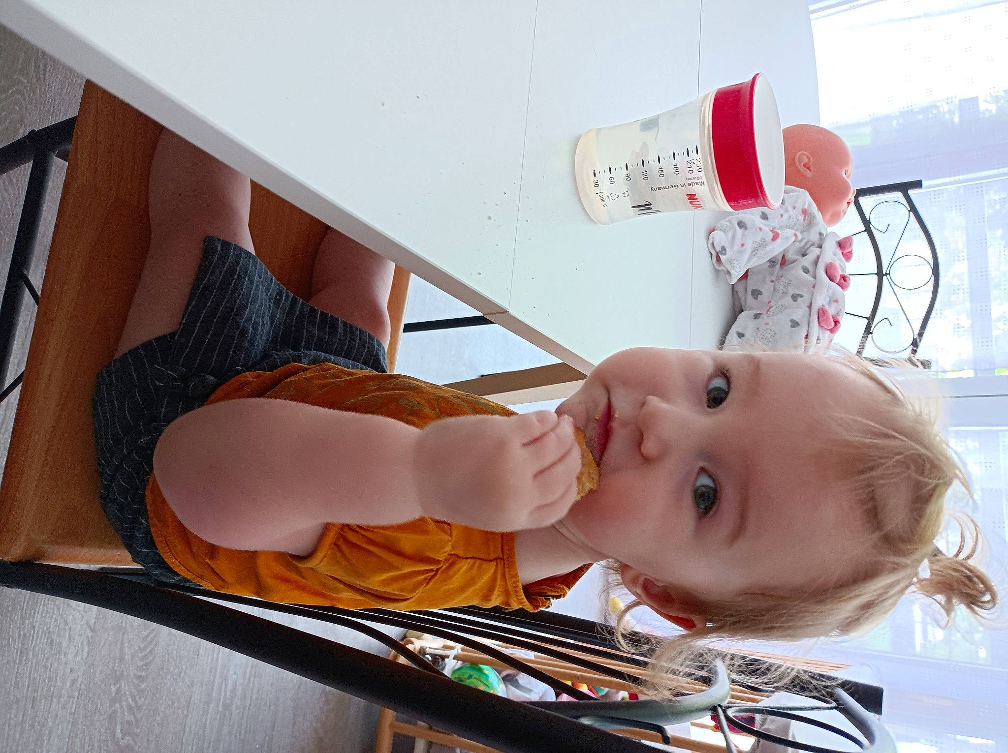 Lena a rejoint le concours — aidez-le/la à gagner de superbes lots ! baby, baby_products, baby_toddler_clothing, chair, child, drinkware, happy, hat, orange, person, room, table, textile, toddler, wood