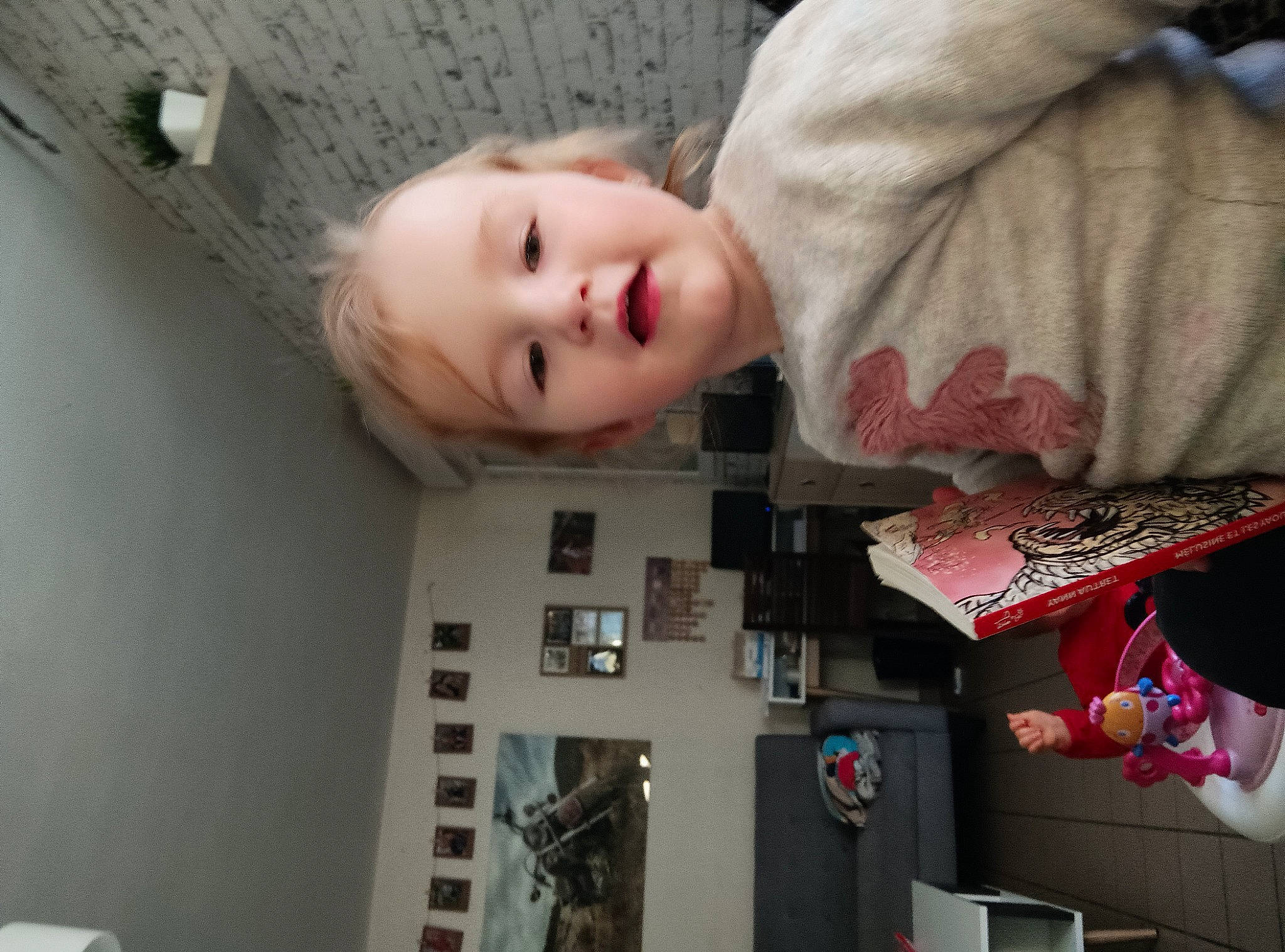 Lena participe au concours pour gagner de l'argent avec cette photo : baby, baby_products, carmine, child, comfort, elbow, finger, fun, joint, machine, mouth, person, room, sleeve, smile, t_shirt, toddler, wood