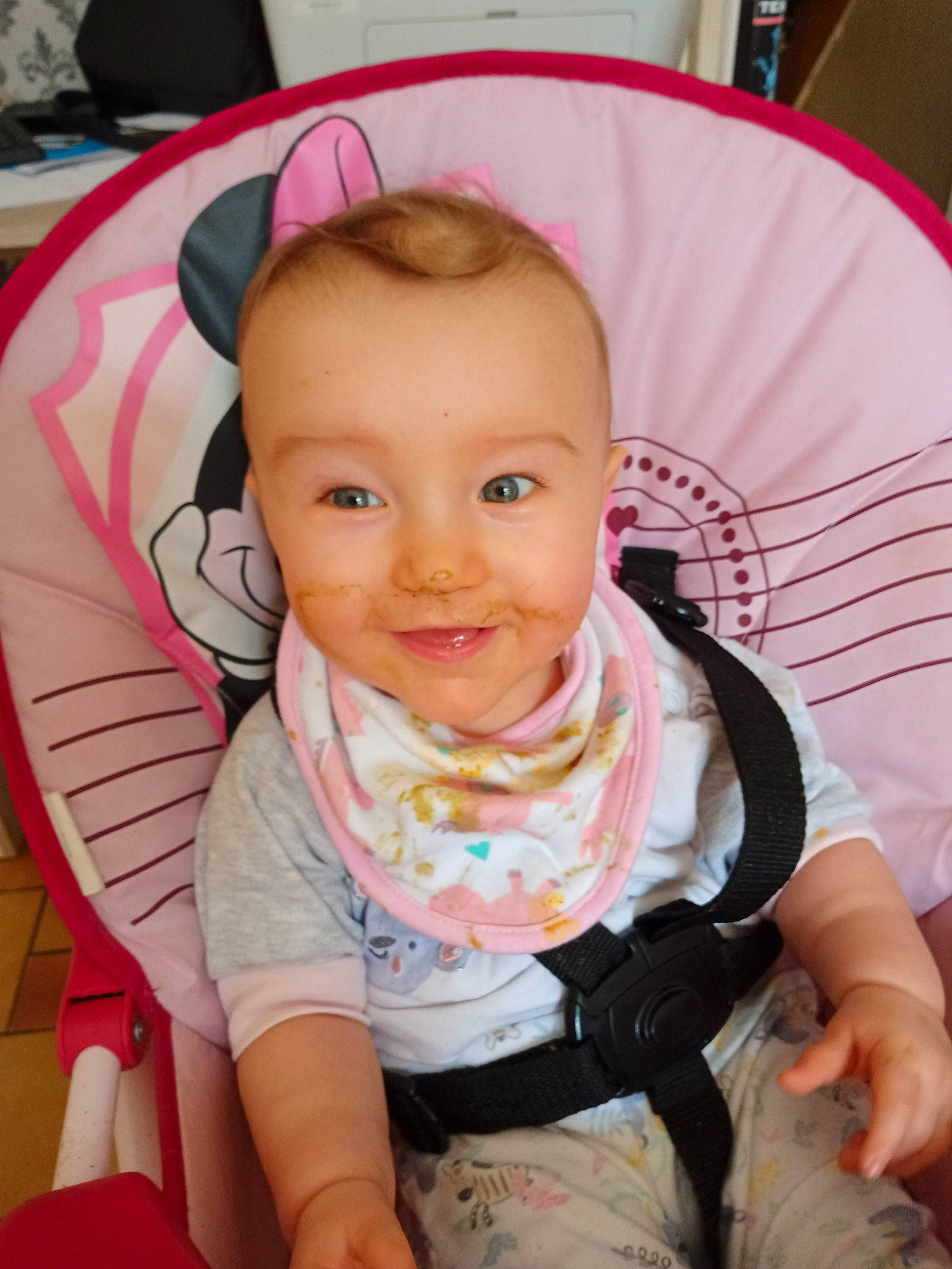 Lena participe au concours pour gagner de l'argent avec cette photo : baby, baby_carriage, baby_products, car_seat, cheek, child, ear, head, iris, joy, lip, person, pink, product, sitting, skin, toddler