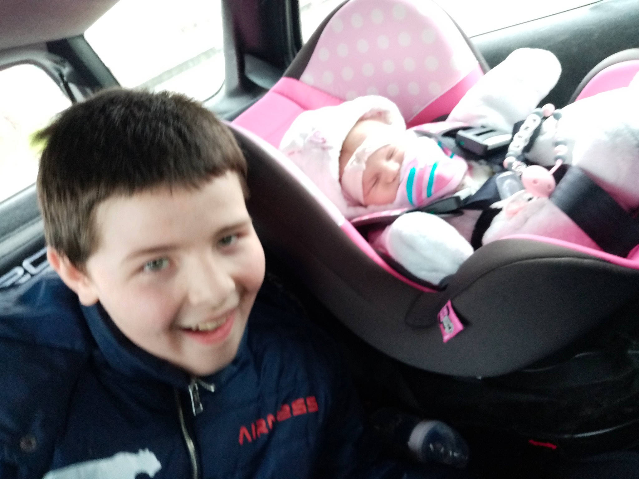 AARON a rejoint le concours — aidez-le/la à gagner de superbes lots ! auto_part, automotive_exterior, black_hair, car, car_seat, child, city_car, family_car, joy, person, personal_protective_equipment, photography, pink, product, seat_belt, smile, steering_wheel, vehicle, vehicle_door