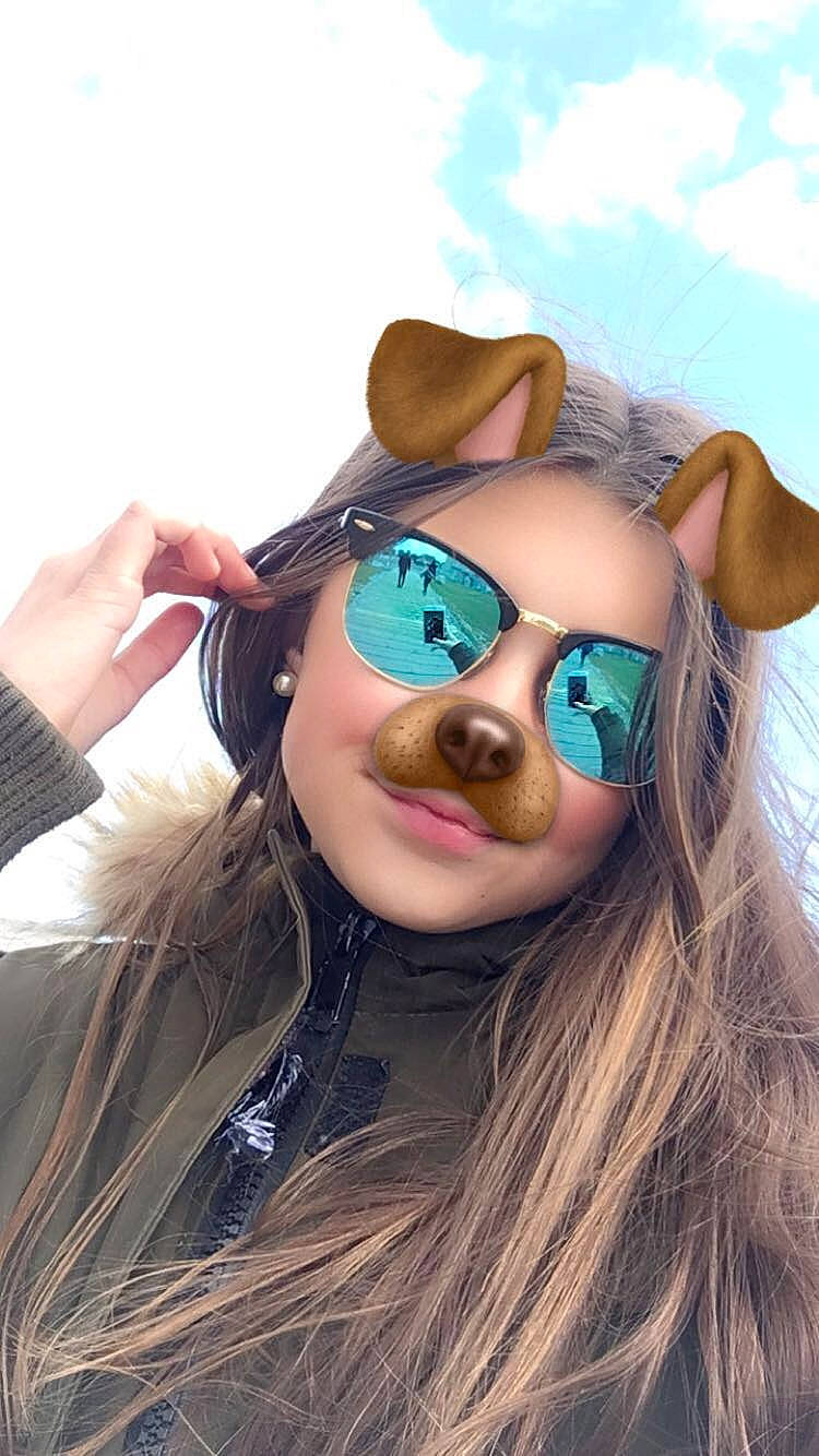 Noemy a rejoint le concours — aidez-le/la à gagner de superbes lots ! cool, eyewear, fashion_accessory, fawn, fun, glasses, hat, headgear, lip, long_hair, nose, person, photography, selfie, smile, sunglasses, turquoise, vision_care