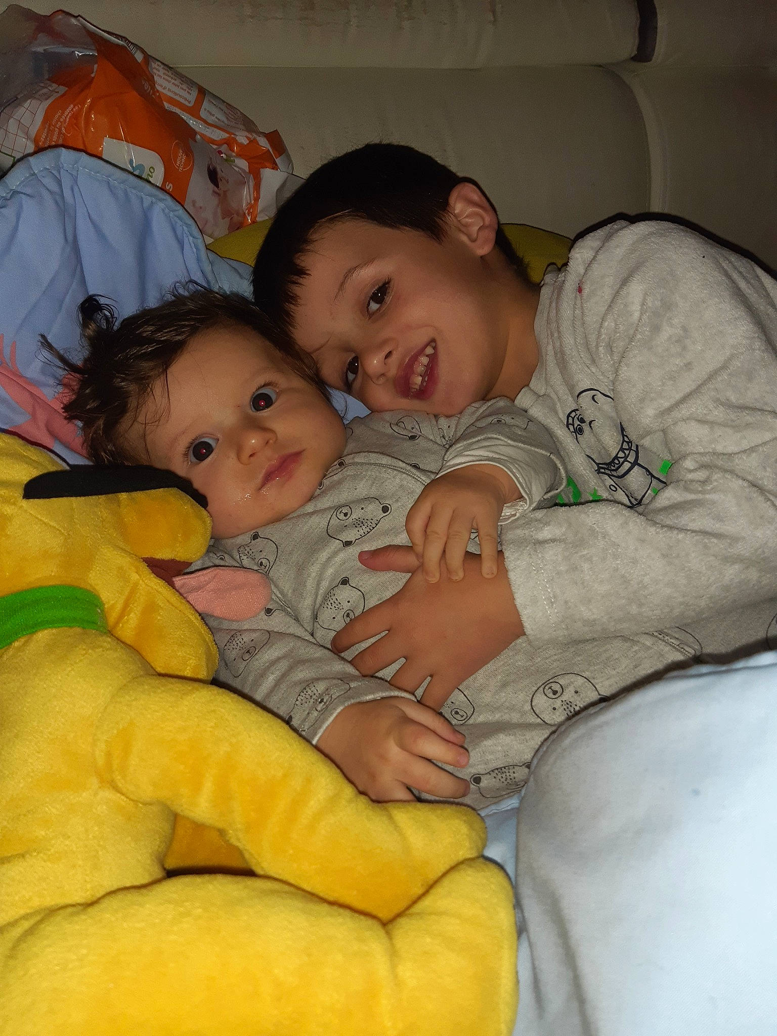 Marius participe au concours pour gagner de l'argent avec cette photo : baby, bedtime, cheek, child, comfort, joy, nap, person, sibling, skin, sleep, toddler