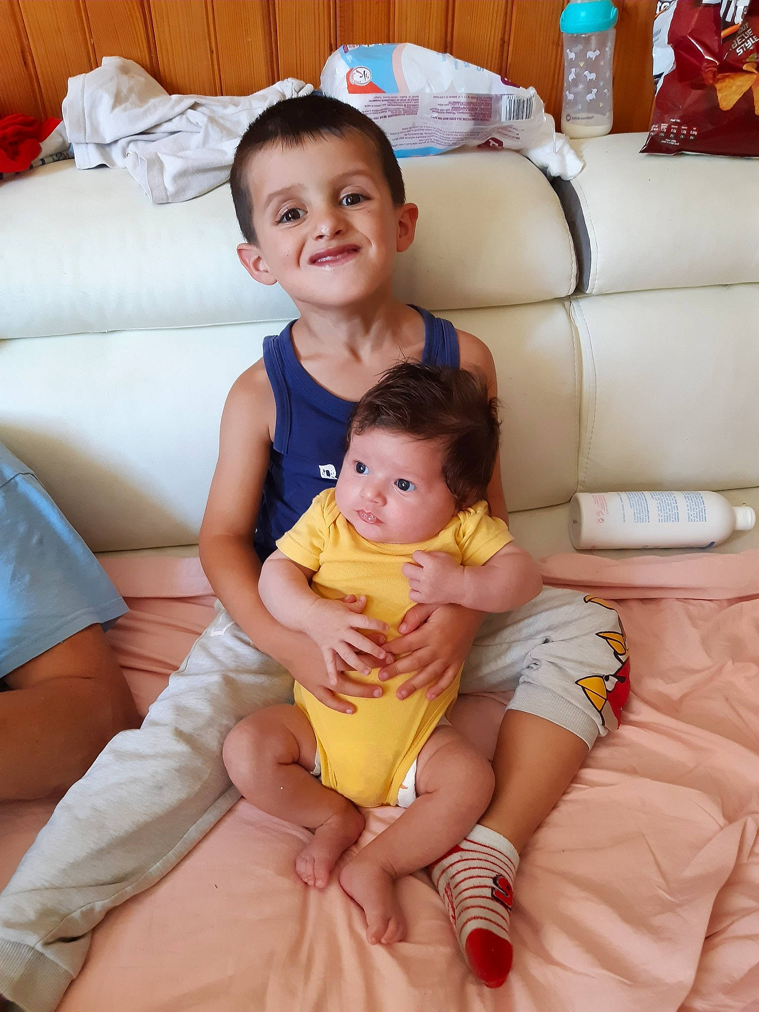 Marius a rejoint le concours — aidez-le/la à gagner de superbes lots ! baby, child, daughter, person, sibling, sitting, smile, toddler