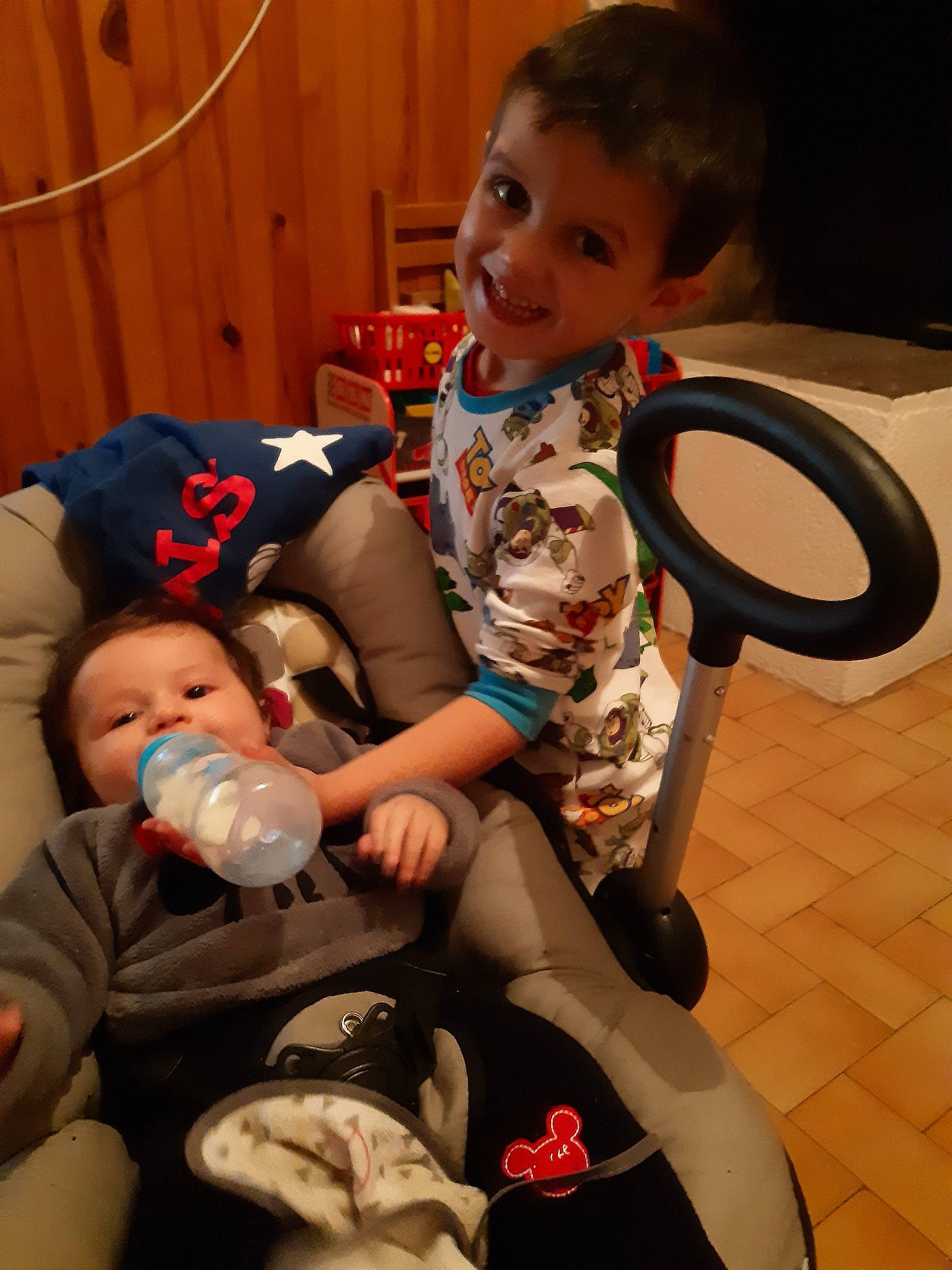 Marius participe au concours pour gagner de l'argent avec cette photo : baby, baby_products, child, joy, person, play, product, sitting, toddler