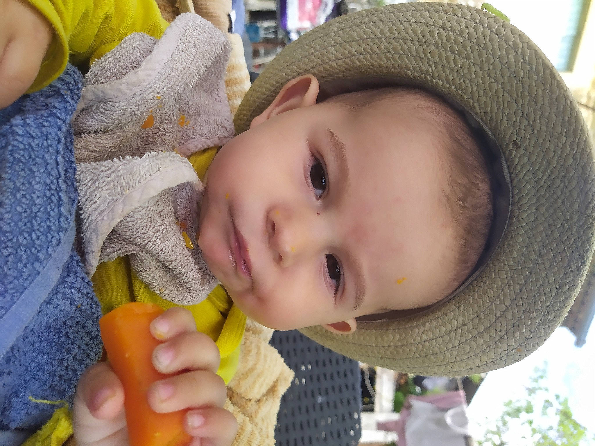 Elio participe au concours pour gagner de l'argent avec cette photo : cap, cheek, chin, facial_expression, finger, happy, hat, headgear, iris, lip, mouth, nose, organ, person, photograph, plant, product, skin, smile, sun_hat