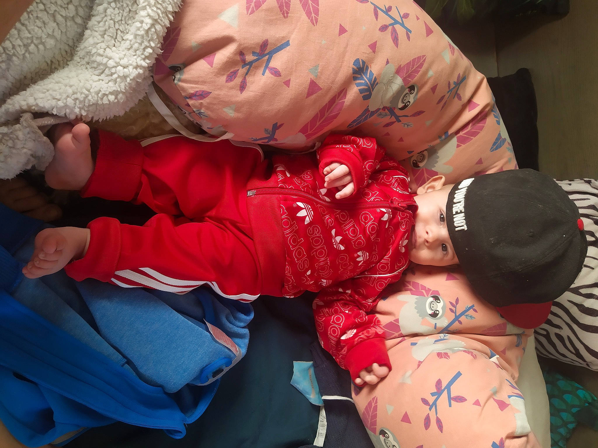 Elio a rejoint le concours — aidez-le/la à gagner de superbes lots ! abdomen, chest, child, comfort, elbow, finger, glove, headwear, human_leg, jewellery, mouth, pattern, person, pink, sleeve, tattoo, tattoo_artist, temporary_tattoo, thigh, toddler