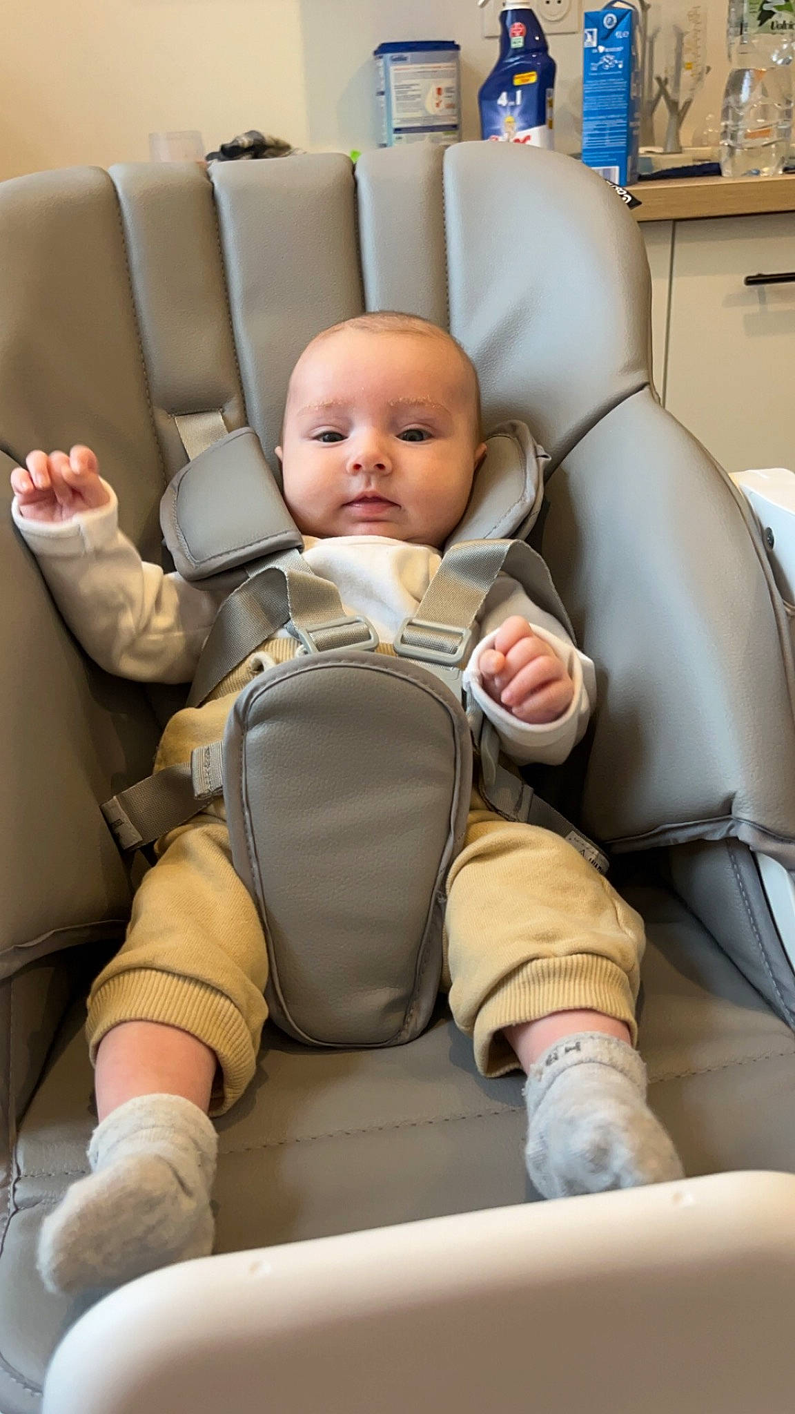 Lorna participe au concours pour gagner de l'argent avec cette photo : auto_part, baby, baby_products, car_seat, chair, child, comfort, health_care, human_leg, joint, knee, person, personal_protective_equipment, seat_belt, service, shelf, sitting, skin, thigh, thumb
