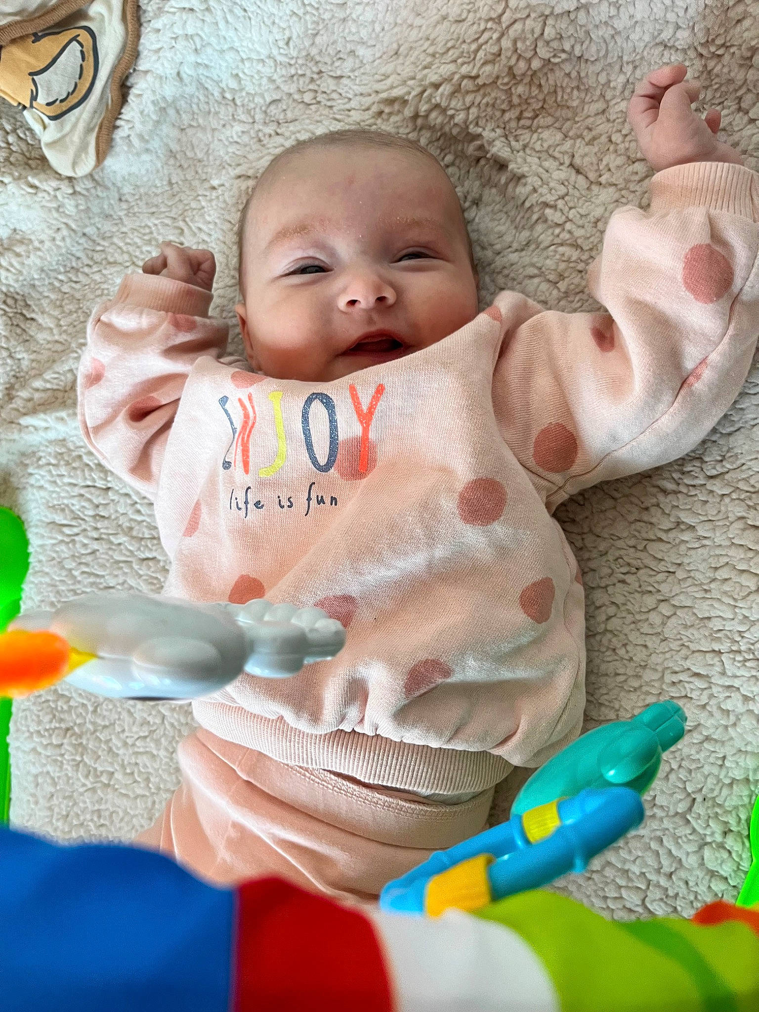 Lorna a rejoint le concours — aidez-le/la à gagner de superbes lots ! art, baby, baby_playing_with_toys, baby_products, baby_toddler_clothing, baby_toys, cheek, child, comfort, finger, fun, happy, linens, person, pink, play, sitting, skin, smile, textile