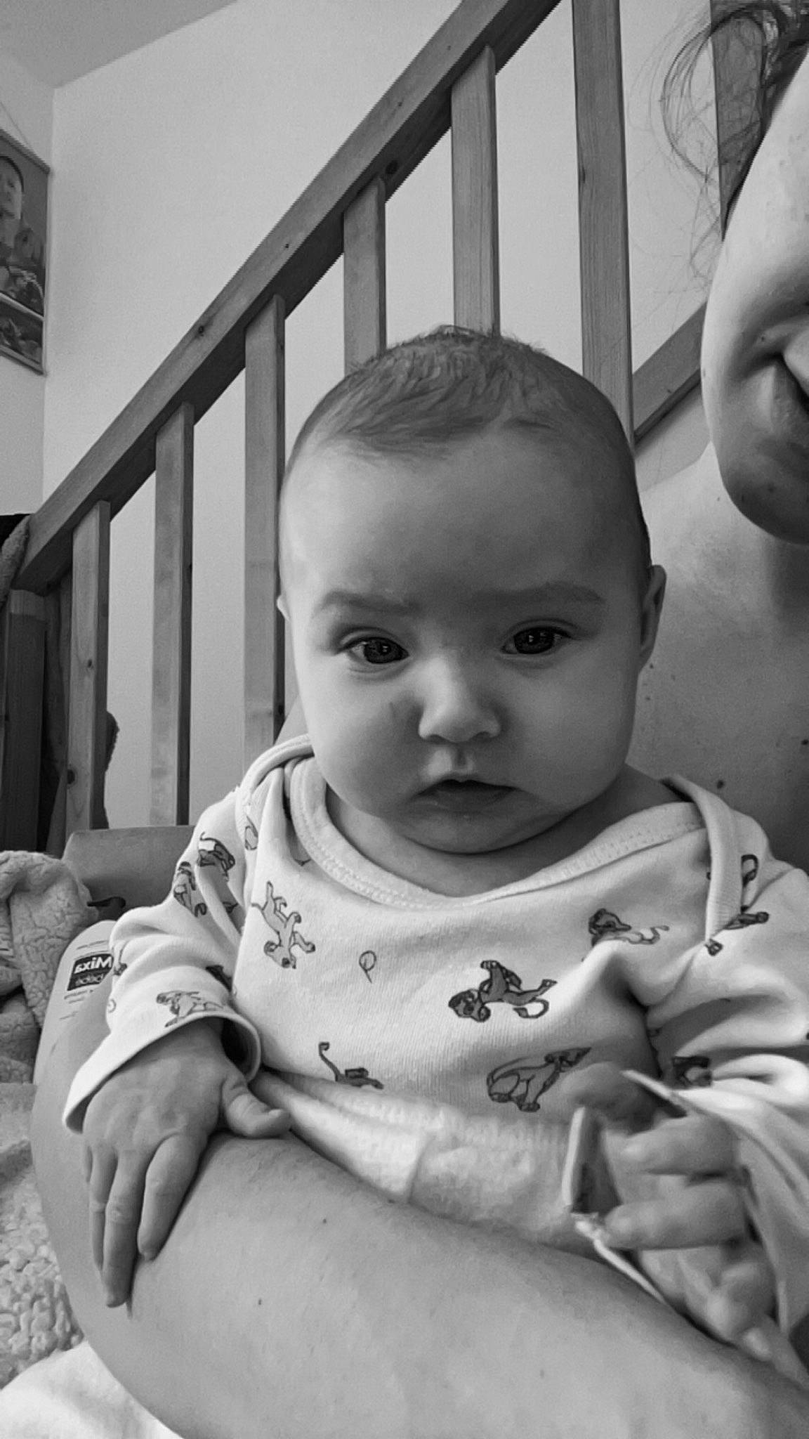 Lorna a rejoint le concours — aidez-le/la à gagner de superbes lots ! arm, baby, baby_toddler_clothing, black, black_and_white, cheek, comfort, hair, hand, happy, human_body, iris, lip, mouth, nose, person, skin, sleeve, standing, toddler