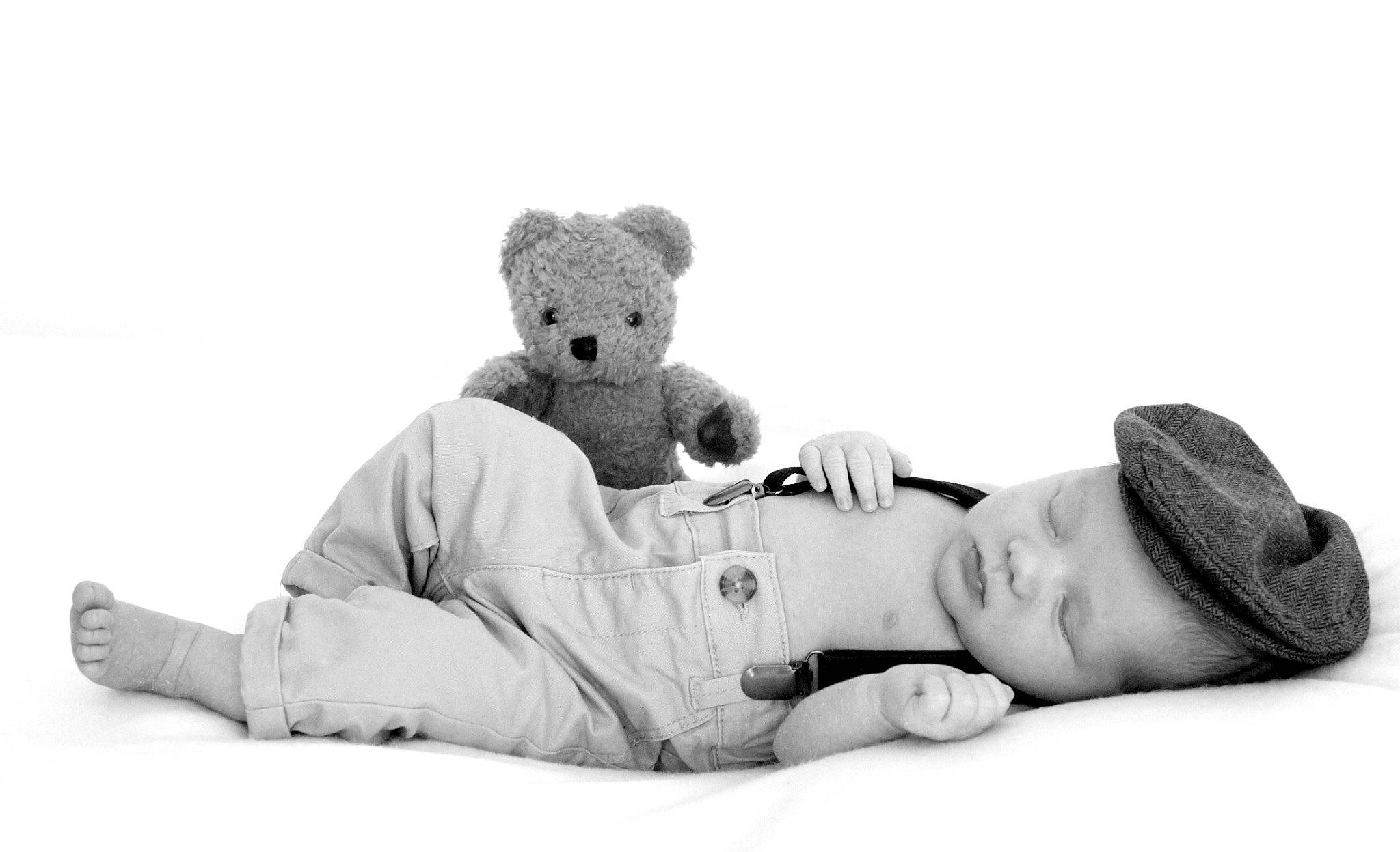 Mylo participe au concours pour gagner de l'argent avec cette photo : baby_sleeping, cap, comfort, elbow, font, fur, gesture, happy, hat, love, monochrome, monochrome_photography, nap, person, plush, sitting, snout, stuffed_toy, teddy_bear, terrestrial_animal