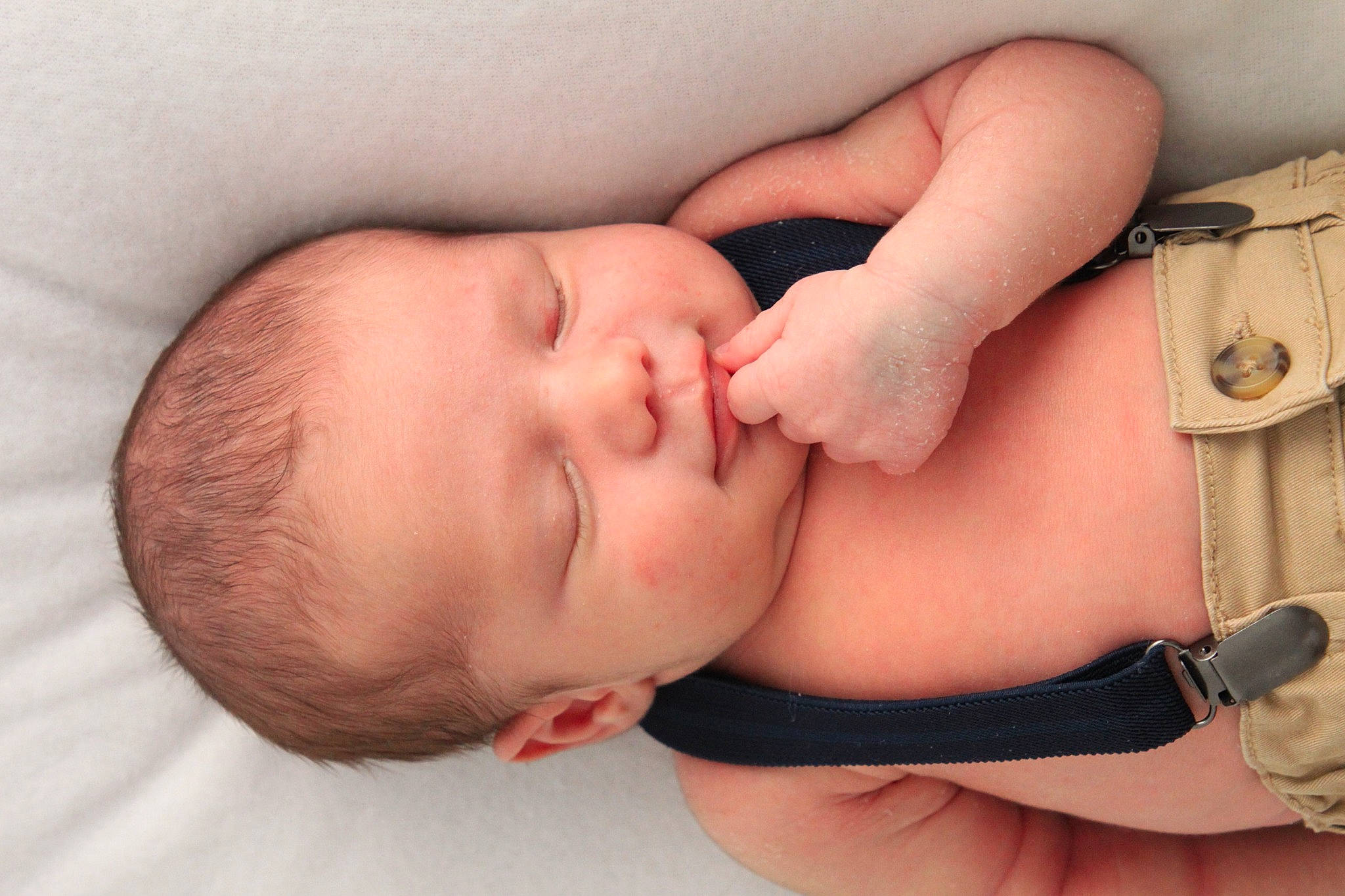 Mylo participe au concours pour gagner de l'argent avec cette photo : abdomen, baby, baby_sleeping, cheek, chest, comfort, eye, face, finger, gesture, hand, human_body, mouth, nail, nose, person, skin, stomach, thumb, toddler