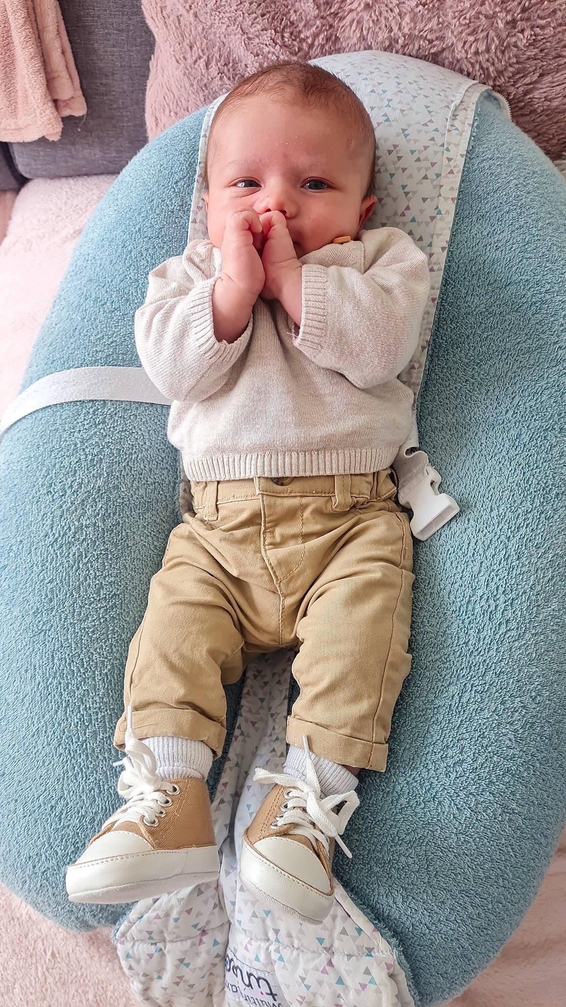 Mylo a rejoint le concours — aidez-le/la à gagner de superbes lots ! baby, baby_carriage, baby_sleeping, baby_toddler_clothing, cheek, collar, comfort, eye, face, gesture, head, human_body, knee, leg, linens, nose, person, sleeve, textile, toddler