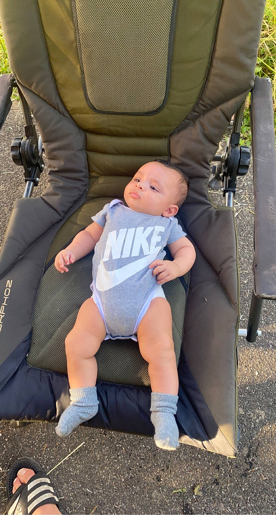 Souleymane participe au concours pour gagner de l'argent avec cette photo : auto_part, baby, baby_products, baby_toddler_clothing, chair, comfort, electric_blue, fun, grass, joint, lap, leg, leisure, person, personal_protective_equipment, recreation, shorts, sneakers, thigh, toddler
