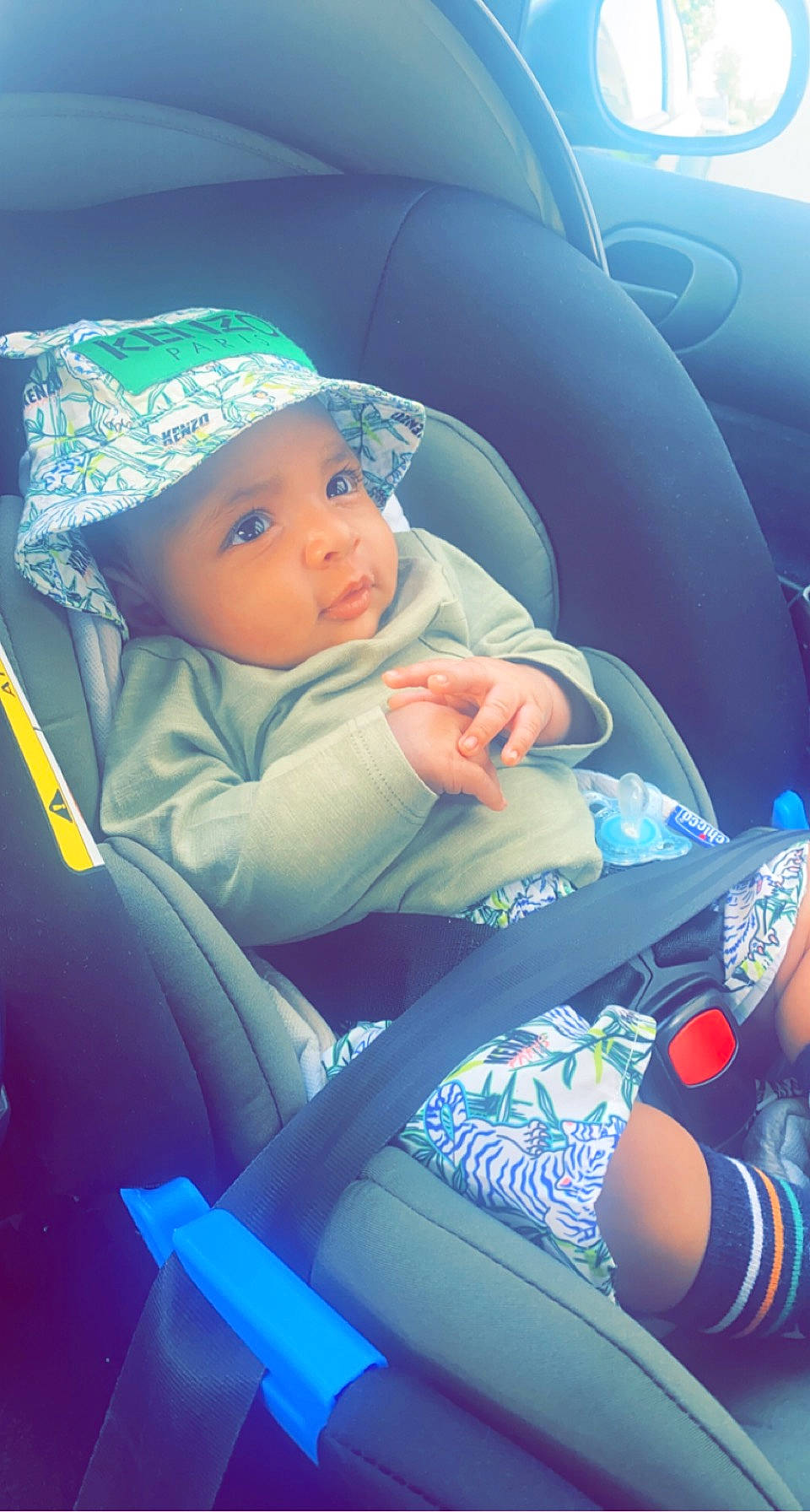 Souleymane participe au concours pour gagner de l'argent avec cette photo : auto_part, automotive_design, azure, baby, baby_carriage, baby_in_car_seat, baby_toddler_clothing, car, car_seat, car_seat_cover, comfort, electric_blue, fun, hat, head_restraint, headwear, motor_vehicle, person, product, steering_wheel