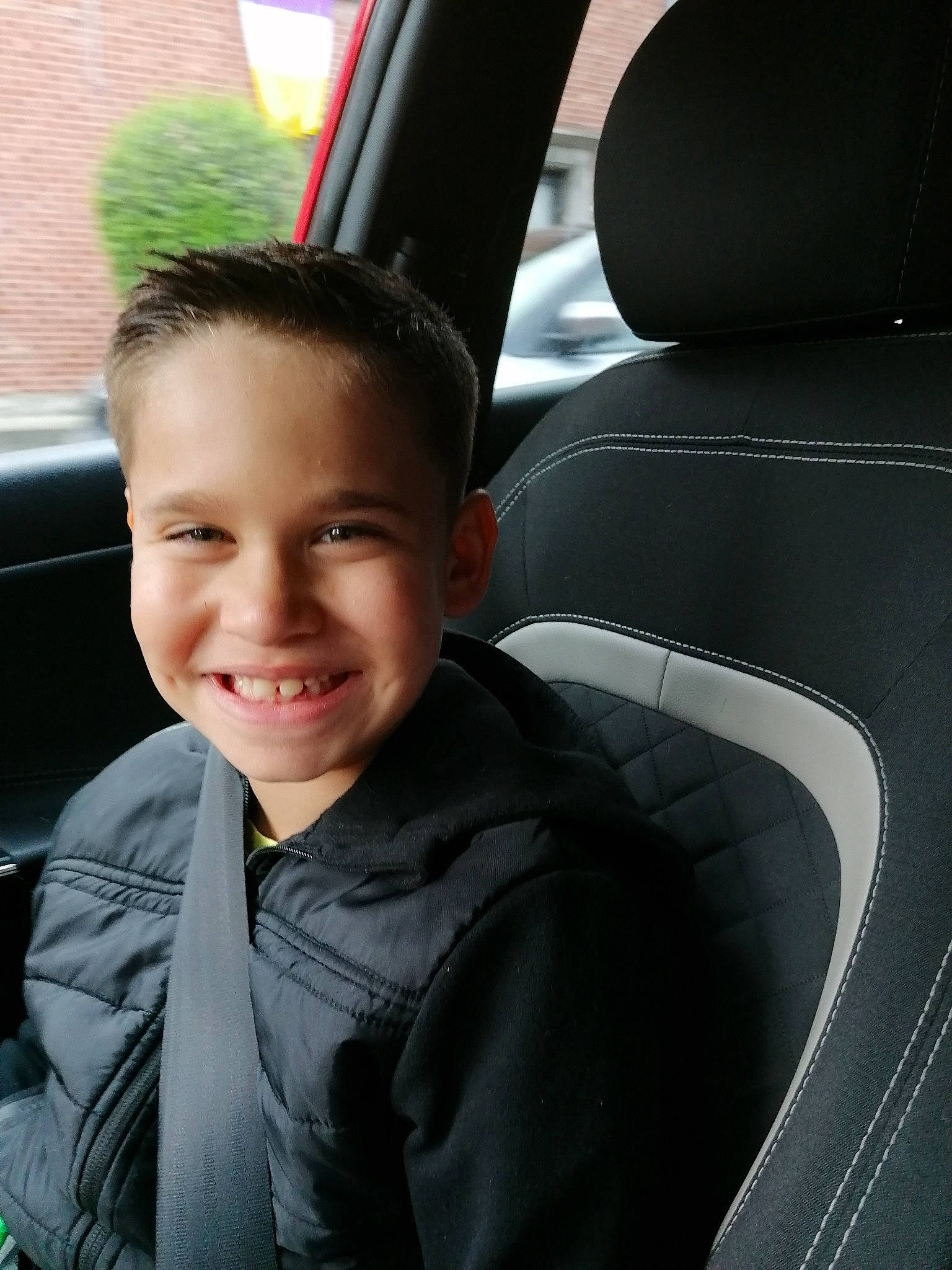 Aedhan a rejoint le concours — aidez-le/la à gagner de superbes lots ! auto_part, automotive_design, automotive_exterior, automotive_tire, automotive_wheel_system, car, car_seat, car_seat_cover, family_car, happy, head_restraint, joy, motor_vehicle, person, personal_luxury_car, plant, smile, steering_part, steering_wheel, tints_and_shades