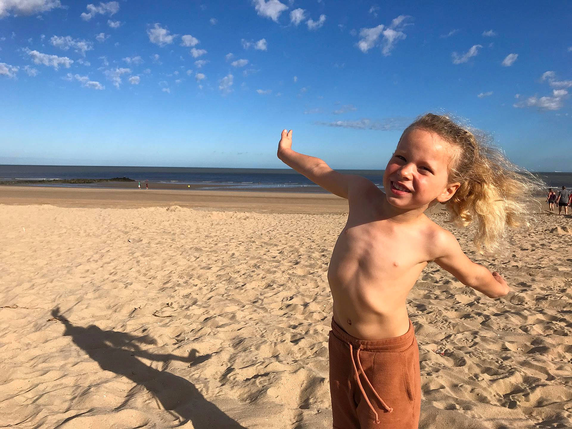 Kenan a rejoint le concours — aidez-le/la à gagner de superbes lots ! beach, body_of_water, cloud, flash_photography, fun, gesture, happy, horizon, joy, leisure, people_in_nature, people_on_beach, person, photograph, shore, sky, standing, summer, toddler, travel