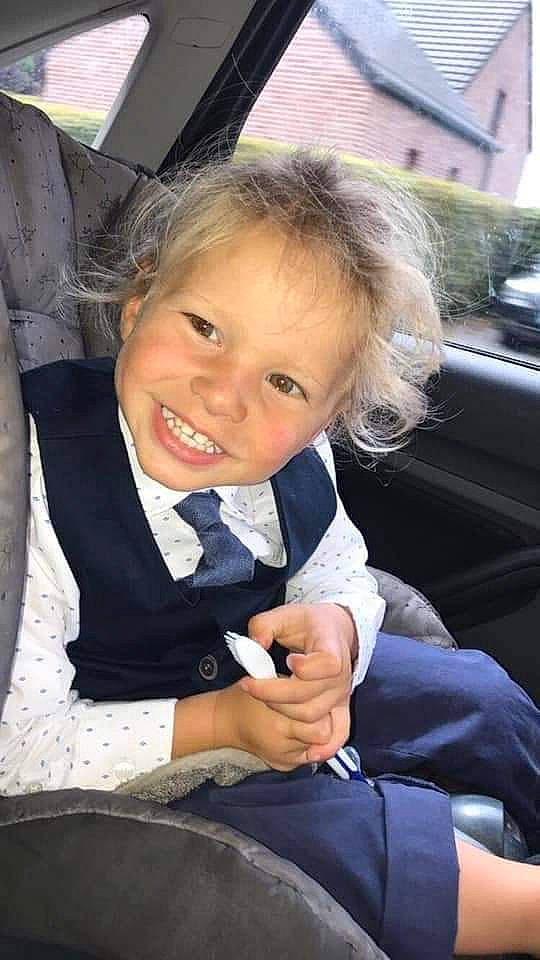 Kenan a rejoint le concours — aidez-le/la à gagner de superbes lots ! auto_part, automotive_design, automotive_exterior, blond, car, child, eye, family_car, formal_wear, fun, happy, joy, luxury_vehicle, motor_vehicle, person, personal_luxury_car, sitting, skin, smile, toddler