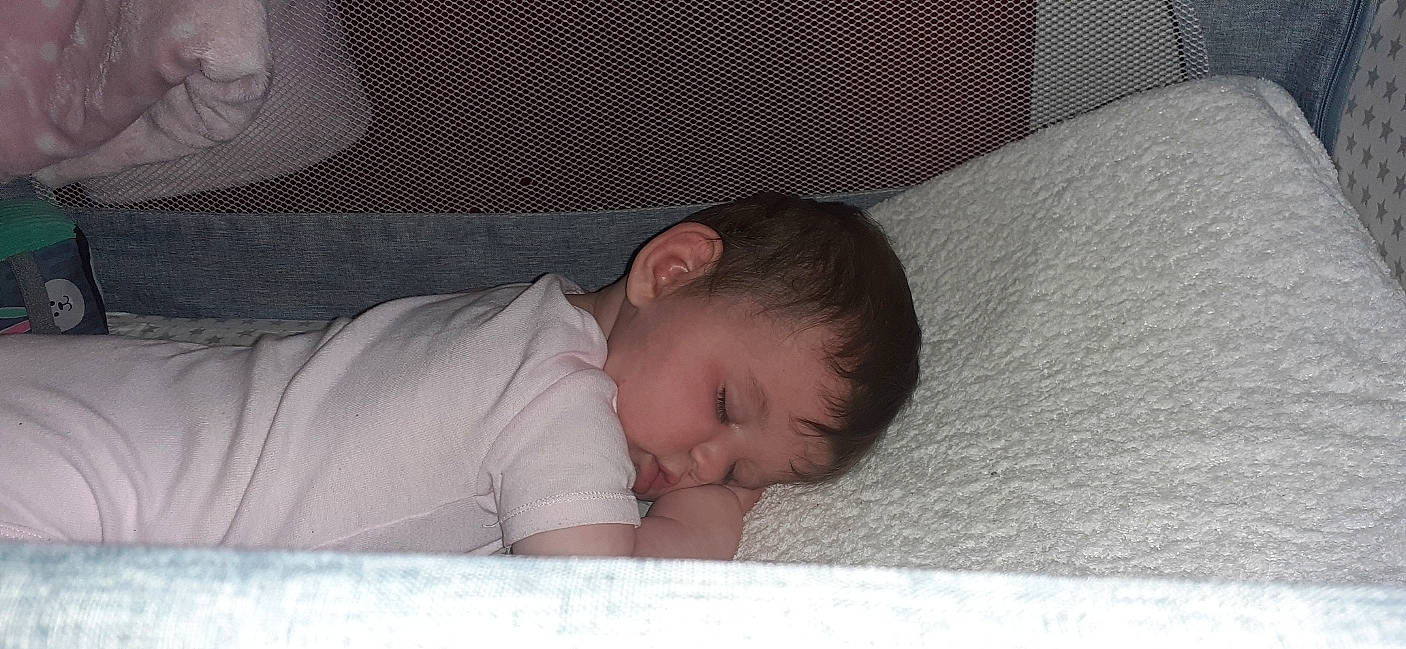 Cëlia participe au concours pour gagner de l'argent avec cette photo : baby, baby_sleeping, baby_toddler_clothing, bedding, bedtime, cheek, child, comfort, linens, nap, pattern, person, portrait_photography, room, sleep, textile, toddler