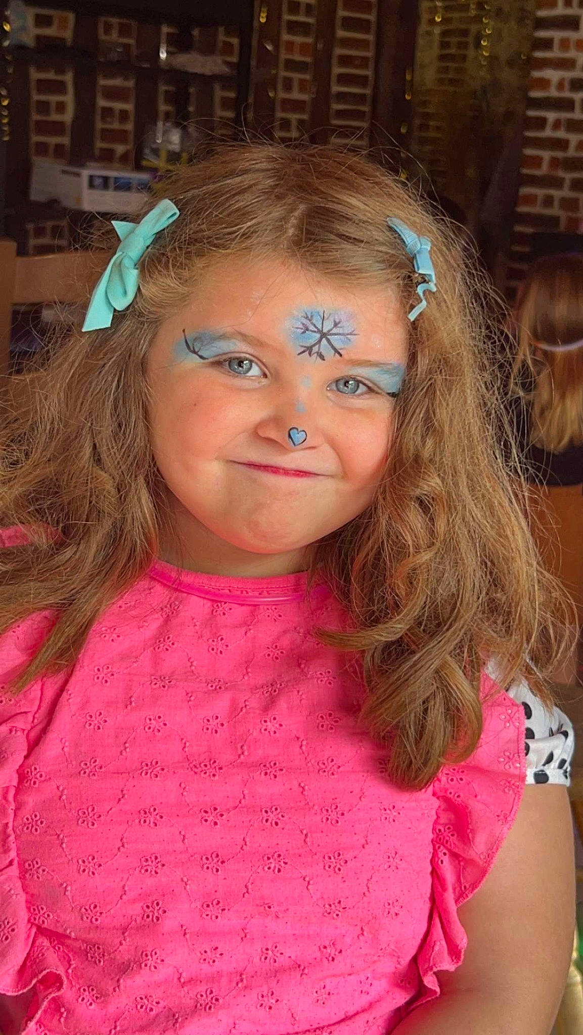 Lëya a rejoint le concours — aidez-le/la à gagner de superbes lots ! cheek, chin, cool, eye, eyebrow, eyelash, forehead, hair, hairstyle, handwriting, happy, head, headgear, human, iris, joy, lip, organ, person, pink