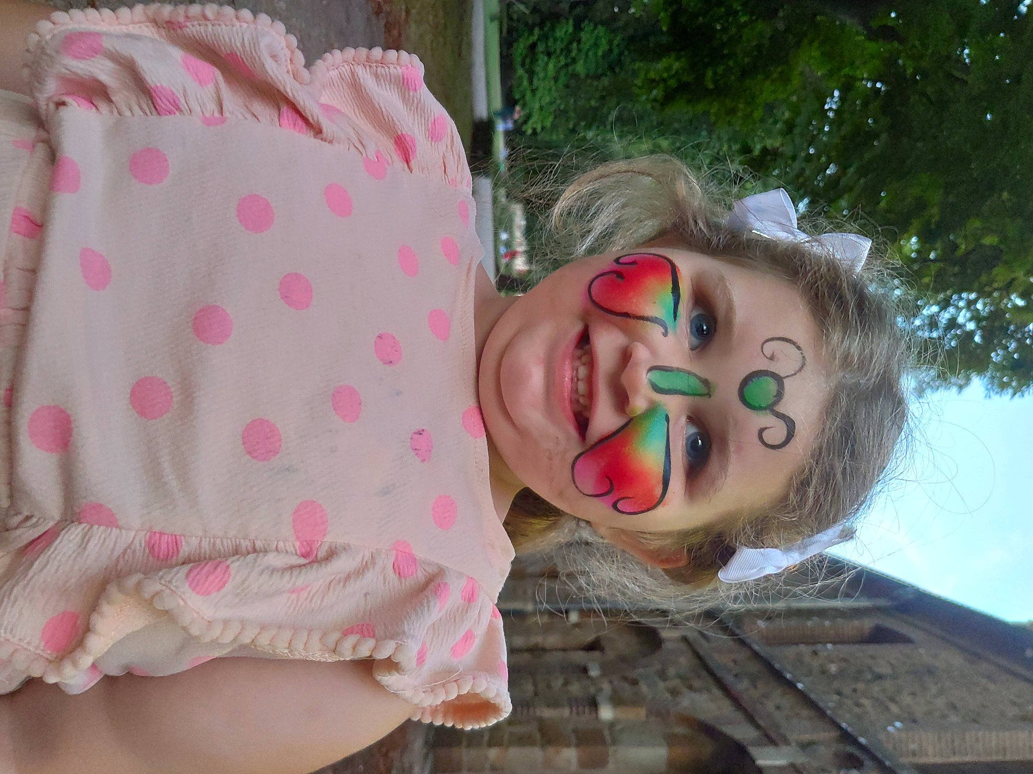 Lëya a rejoint le concours — aidez-le/la à gagner de superbes lots ! art, baby, baby_toddler_clothing, child, eyewear, fun, grass, happy, joy, leisure, linens, nose, pattern, person, pink, smile, sunglasses, toddler, tree, vacation