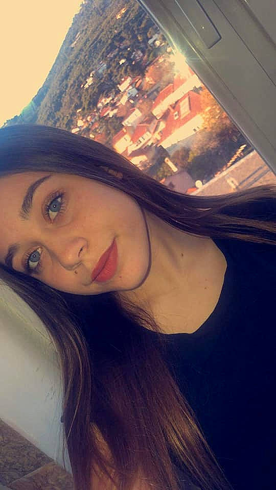 Wendy a rejoint le concours — aidez-le/la à gagner de superbes lots ! beauty, black_hair, brown_hair, chin, cool, eye, eyebrow, face, fashion_accessory, hair, hat, headgear, lady, lip, long_hair, nose, person, photography, selfie, smile