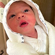Sohan a rejoint le concours — aidez-le/la à gagner de superbes lots ! baby, infant, hooded_towel, white_clothing, close_up, face, skin, eyes, mouth, expression, soft_texture, indoor, newborn, curious, wrapped, polka_dot, blanket, child, portrait, cute