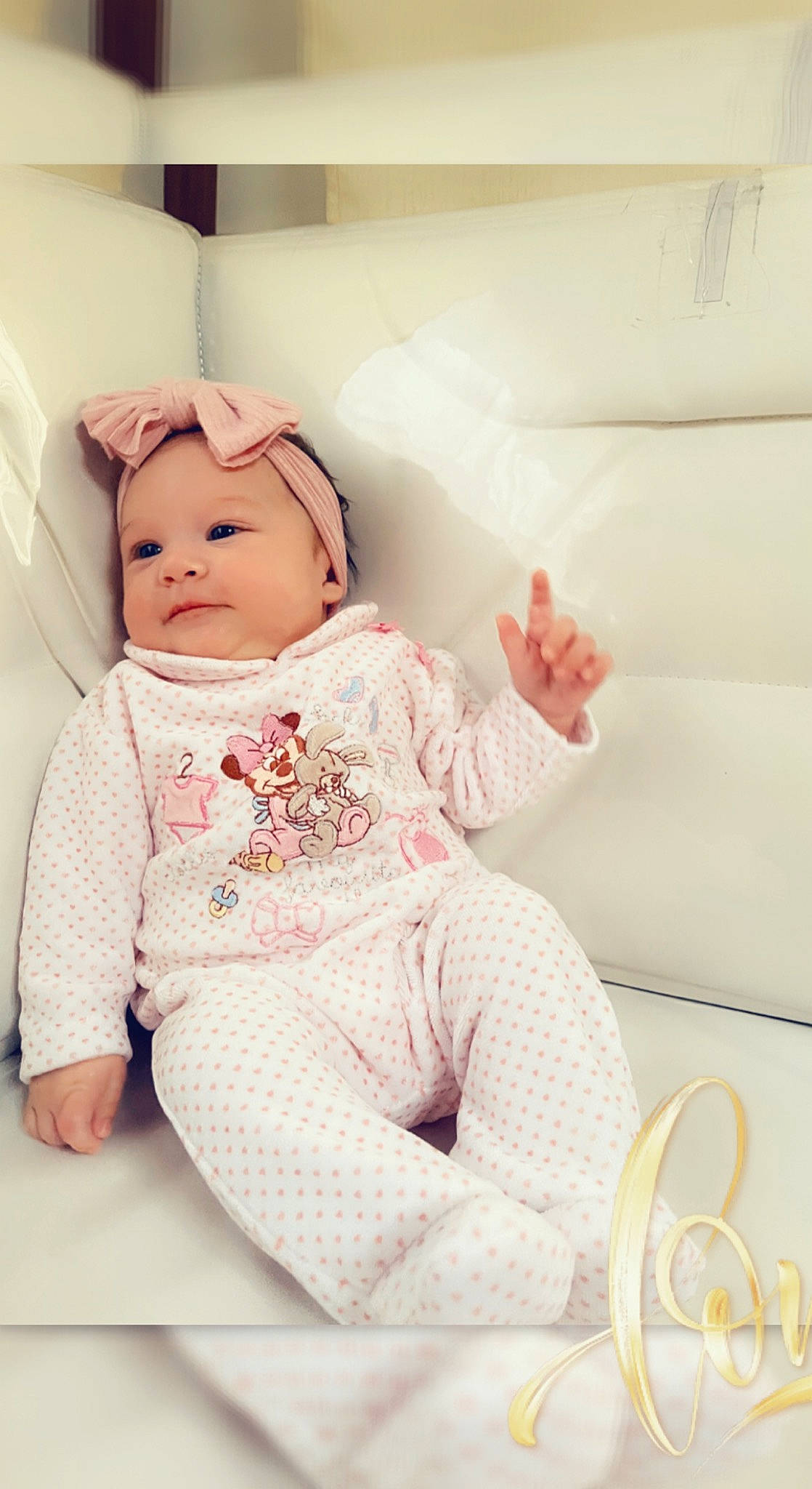 Summer participe au concours pour gagner de l'argent avec cette photo : baby, baby_products, baby_sleeping, baby_toddler_clothing, beanie, child, comfort, fashion_accessory, headwear, linens, lip, pattern, peach, person, pink, portrait_photography, room, sitting, skin, sleeve