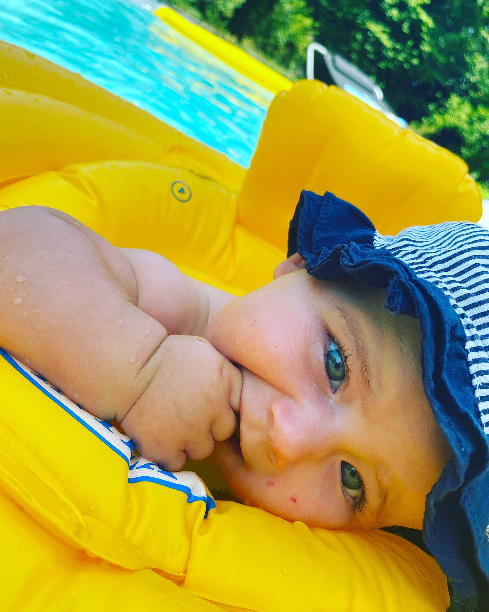 Raven a rejoint le concours — aidez-le/la à gagner de superbes lots ! baby, boats_and_boating_equipment_and_supplies, child, electric_blue, fashion_accessory, fun, gesture, grass, happy, headwear, inflatable, leisure, outdoor_play_equipment, people_in_nature, person, personal_protective_equipment, photograph, play, recreation, toddler