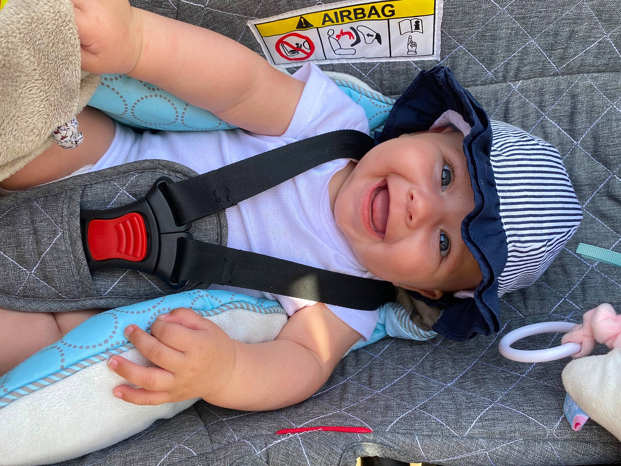 Raven a rejoint le concours — aidez-le/la à gagner de superbes lots ! arm, baby, baby_toddler_clothing, beauty, child, eye, finger, fun, gesture, hand, happy, headwear, human_leg, mouth, nail, person, skin, smile, thigh, thumb