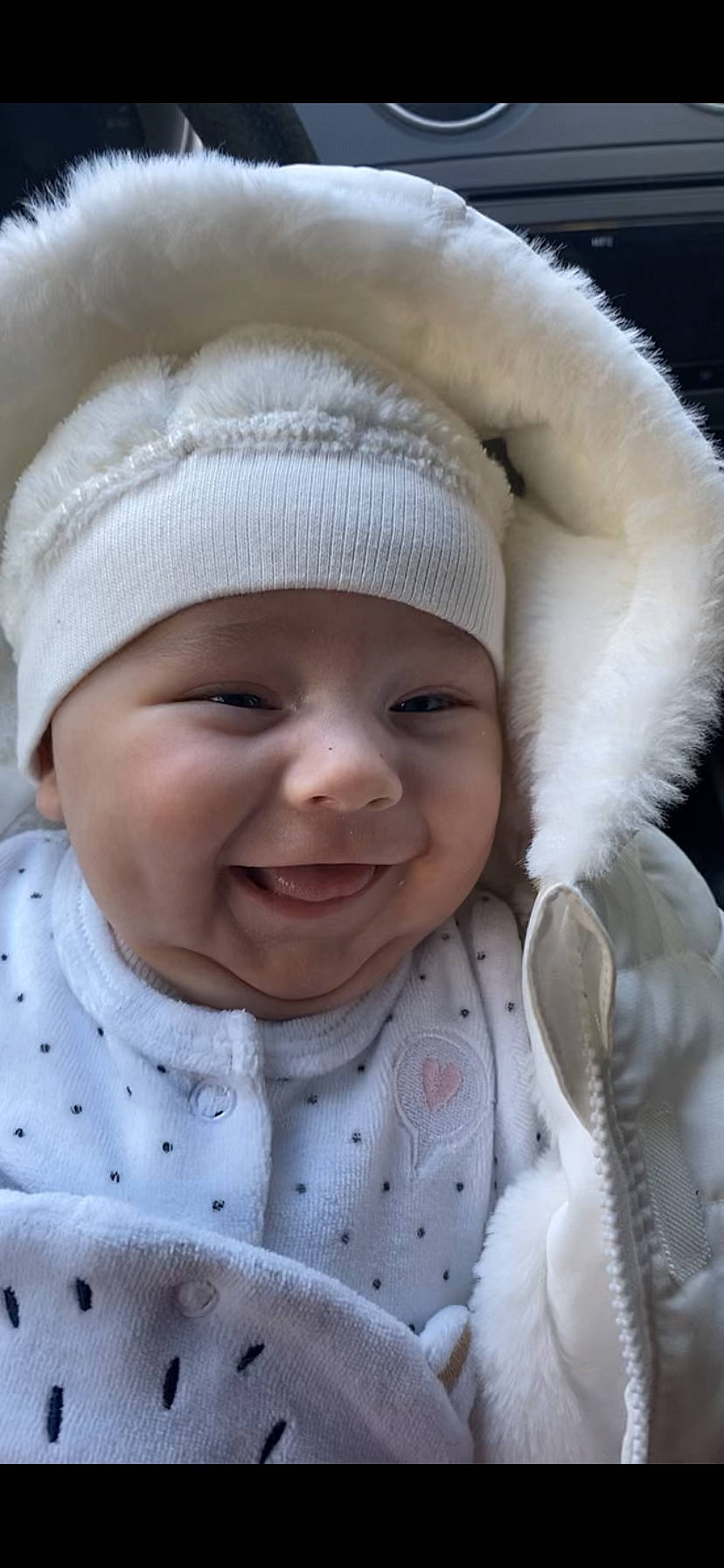 Raven a rejoint le concours — aidez-le/la à gagner de superbes lots ! baby, cap, cheek, chin, eye, eyebrow, face, happy, head, headgear, headwear, iris, joy, lip, nose, organ, outerwear, person, skin, sleeve