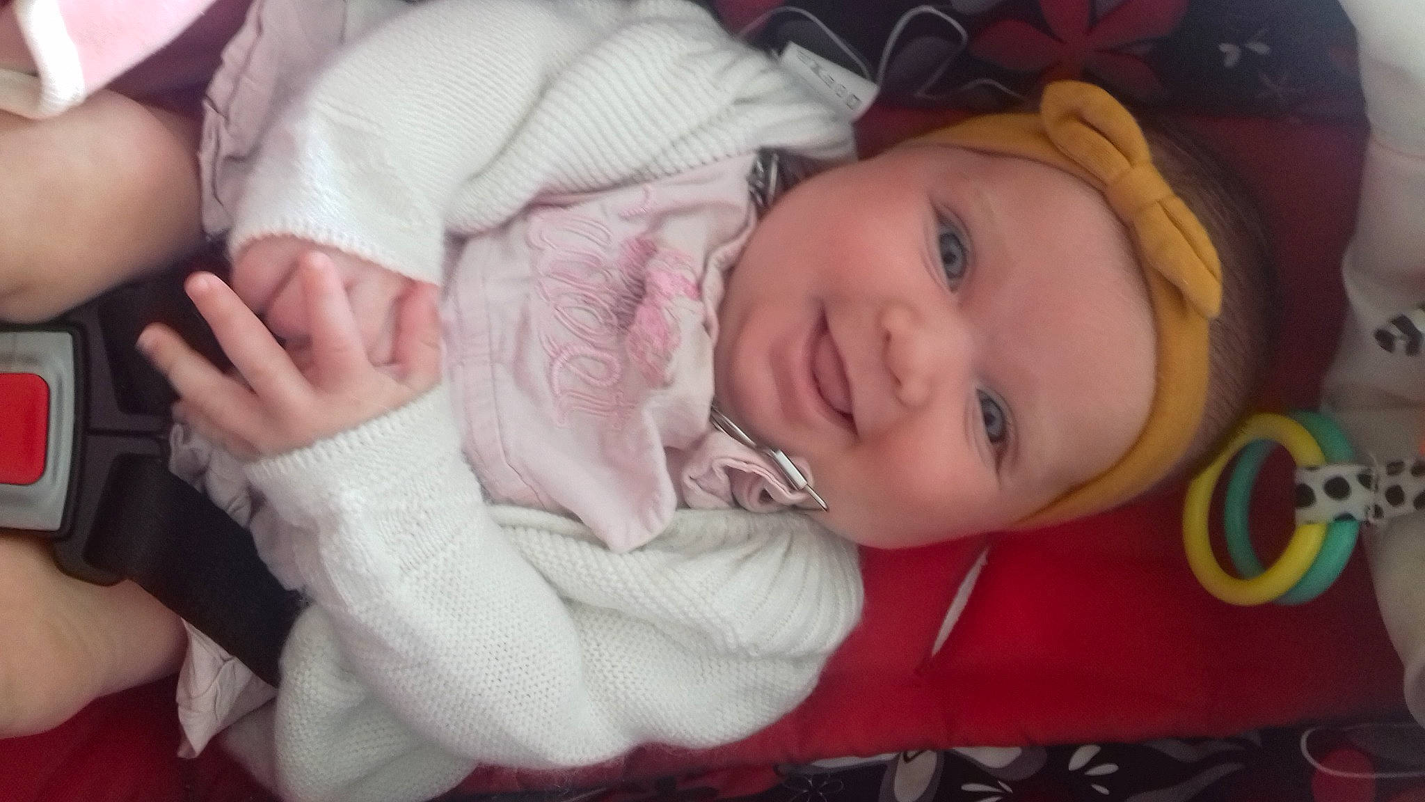 Emma participe au concours pour gagner de l'argent avec cette photo : baby, baby_toddler_clothing, cheek, child, comfort, eye, eyebrow, eyelash, finger, happy, headwear, human_body, iris, joy, lip, mouth, nail, nose, person, pink