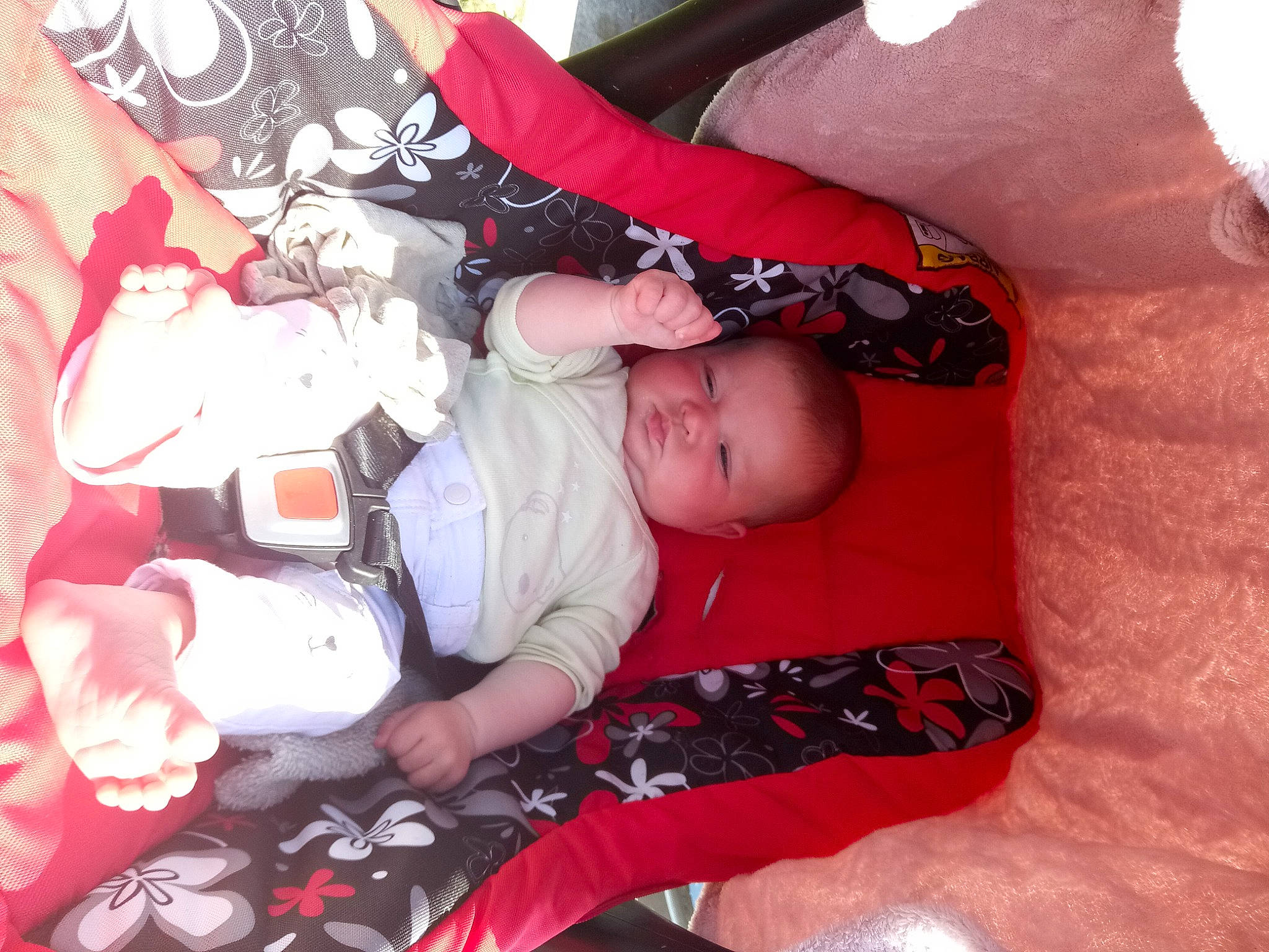 Emma a rejoint le concours — aidez-le/la à gagner de superbes lots ! baby, baby_carriage, baby_products, baby_toddler_clothing, child, comfort, finger, hand, human_body, lap, leg, mouth, orange, pattern, person, pink, product, red, sock, textile