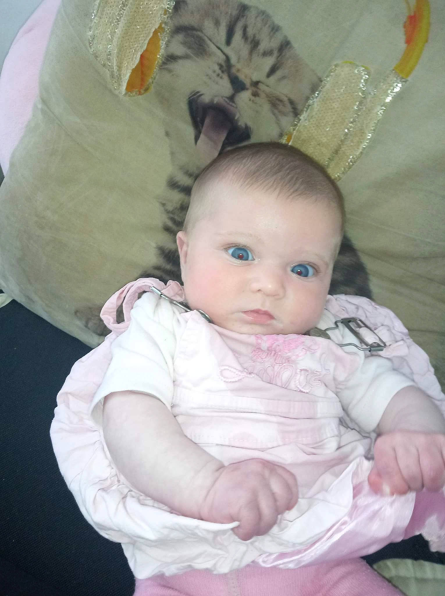 Emma a rejoint le concours — aidez-le/la à gagner de superbes lots ! baby, baby_products, baby_toddler_clothing, cheek, child, comfort, eye, flash_photography, hairstyle, happy, head, human_body, iris, lip, person, pink, sitting, skin, sleeve, textile