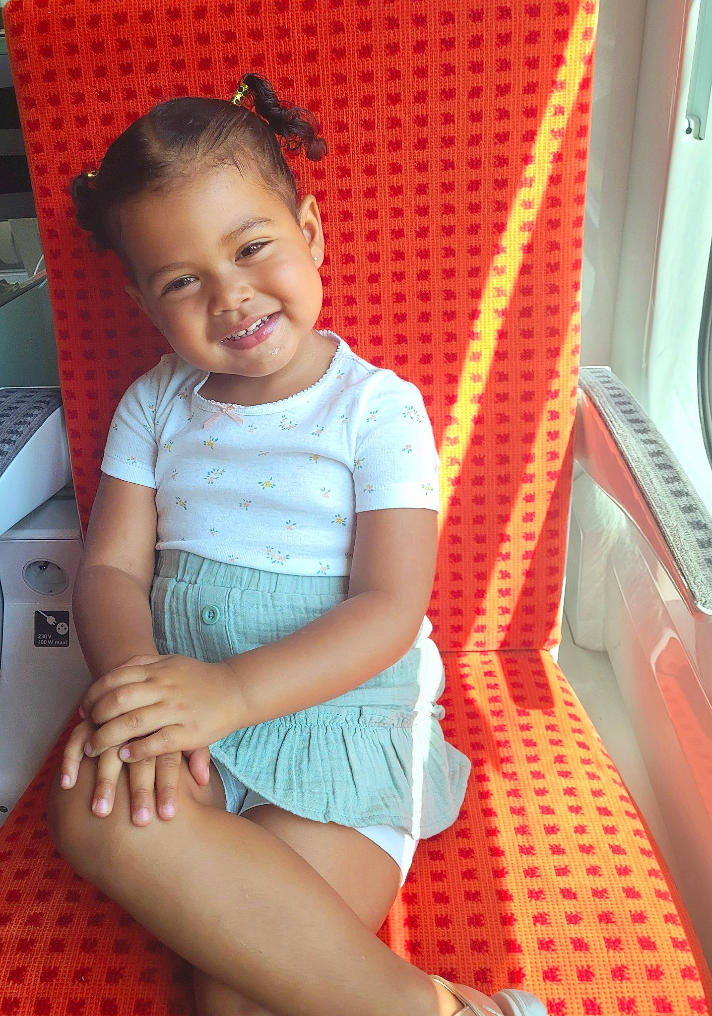 Khëlya a rejoint le concours — aidez-le/la à gagner de superbes lots ! baby_toddler_clothing, black_hair, dress, face, fun, happy, head, human_body, joy, knee, lap, leg, leisure, neck, person, red, shoulder, skin, smile, standing