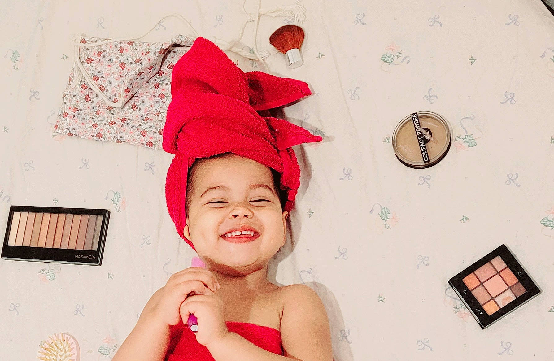 Khëlya participe au concours pour gagner de l'argent avec cette photo : baby, beauty, child, costume_hat, event, gesture, happy, hat, holiday, joy, lip, magenta, pattern, person, picture_frame, pink, red, room, smile, textile