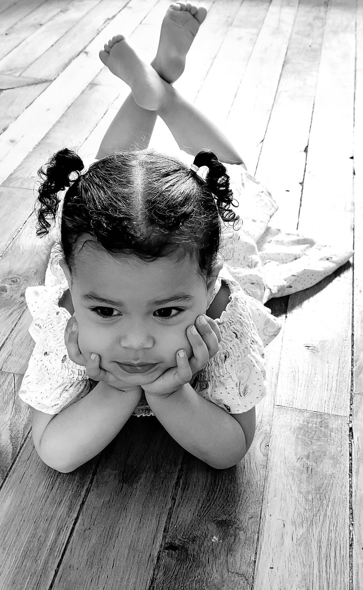 Khëlya participe au concours pour gagner de l'argent avec cette photo : black, black_and_white, black_hair, cheek, child, eye, eyelash, flash_photography, flooring, gesture, grass, happy, head, monochrome, person, snapshot, standing, style, toddler, white