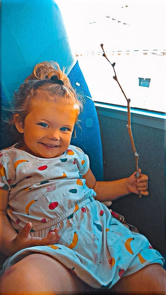 Amaya a rejoint le concours — aidez-le/la à gagner de superbes lots ! arm, baby, baby_toddler_clothing, child, electric_blue, eye, fun, hairstyle, happy, human_leg, joy, leisure, organ, person, room, shoulder, skin, smile, snapshot, standing
