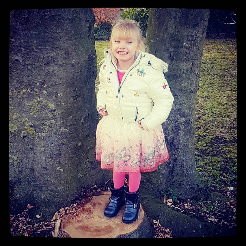 Khloé participe au concours pour gagner de l'argent avec cette photo : child, emotion, facial_expression, fun, girl, happiness, human, joy, person, photograph, photography, play, purple, smile, snapshot, square, standing, toddler