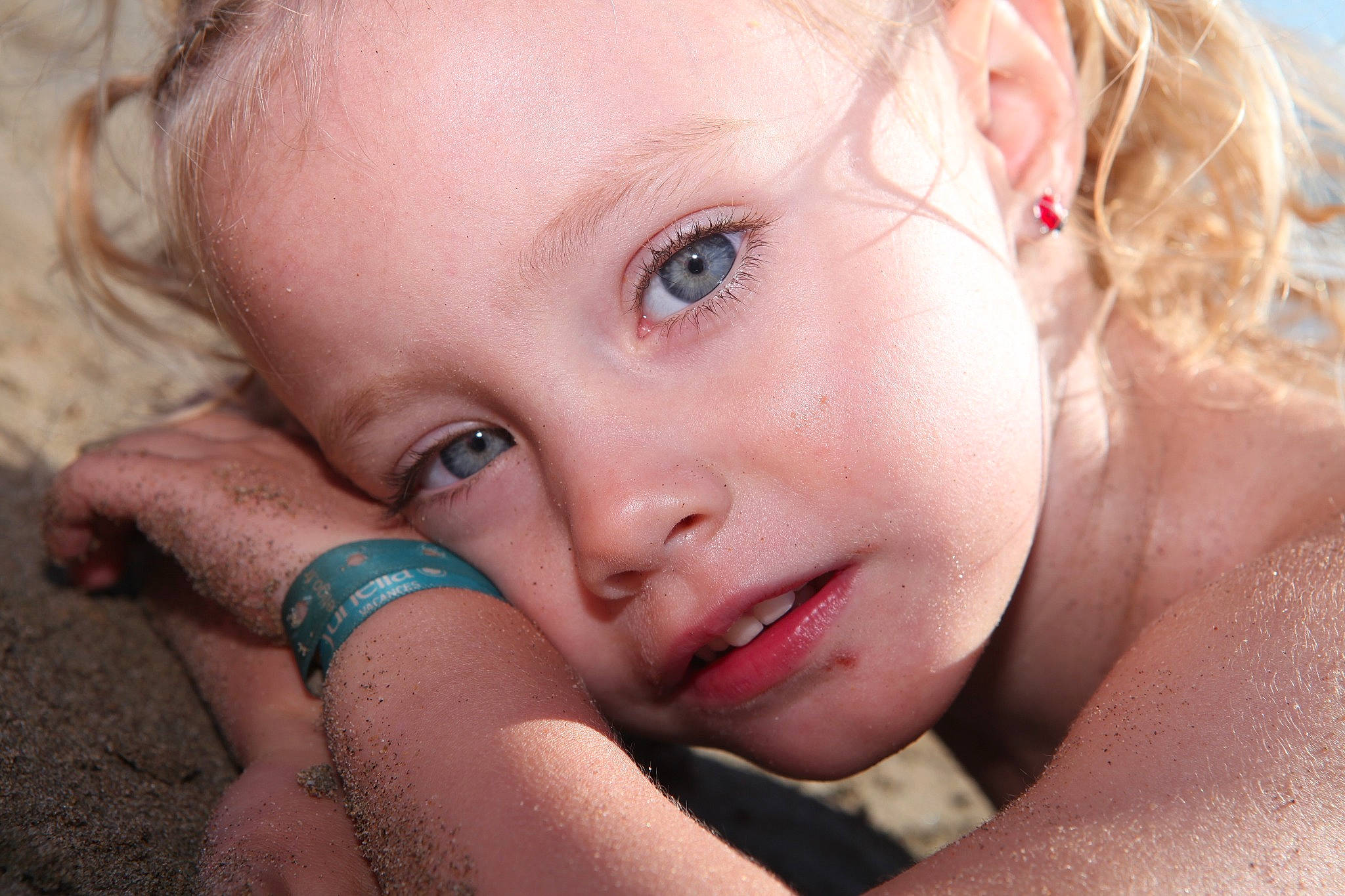 Khloé participe au concours pour gagner de l'argent avec cette photo : beauty, blond, cheek, child, chin, close_up, eye, face, fun, girl, hand, human_hair_color, infant, lip, mouth, nose, organ, person, skin, smile