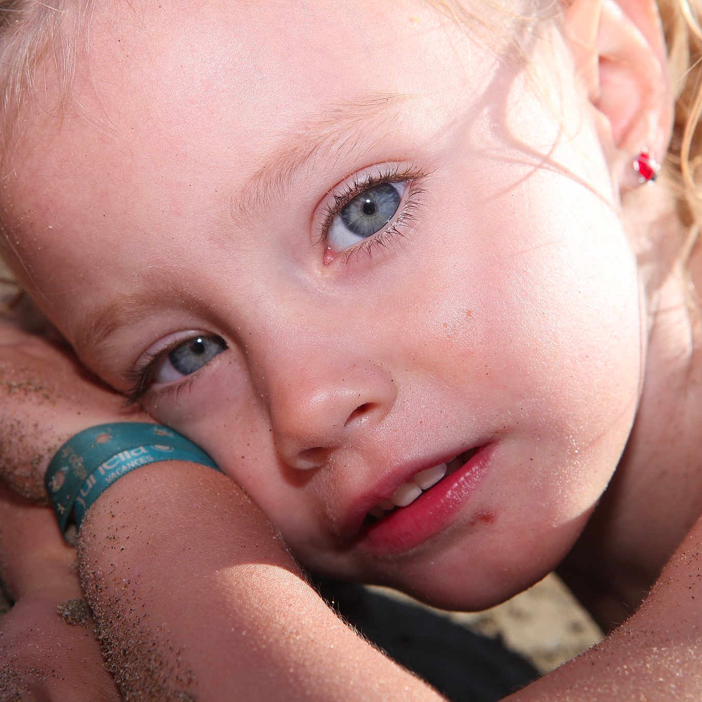 Khloé participe au concours pour gagner de l'argent avec cette photo : beauty, blond, cheek, child, chin, close_up, eye, face, fun, girl, hand, human_hair_color, infant, lip, mouth, nose, organ, person, skin, smile