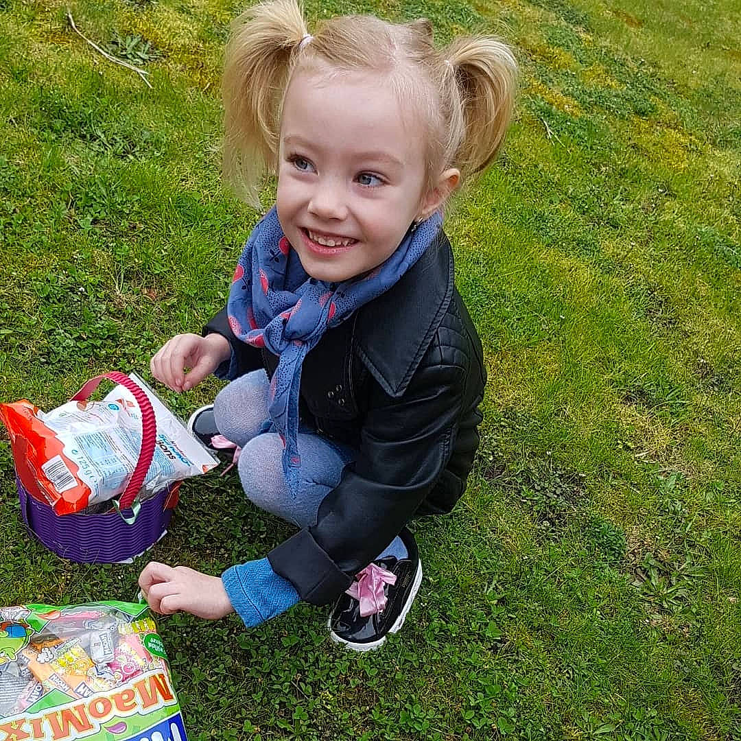 Khloé participe au concours pour gagner de l'argent avec cette photo : baby_products, child, fun, girl, grass, infant, joy, lawn, meadow, person, plant, play, product, recreation, skin, smile, toddler, tree, vertebrate