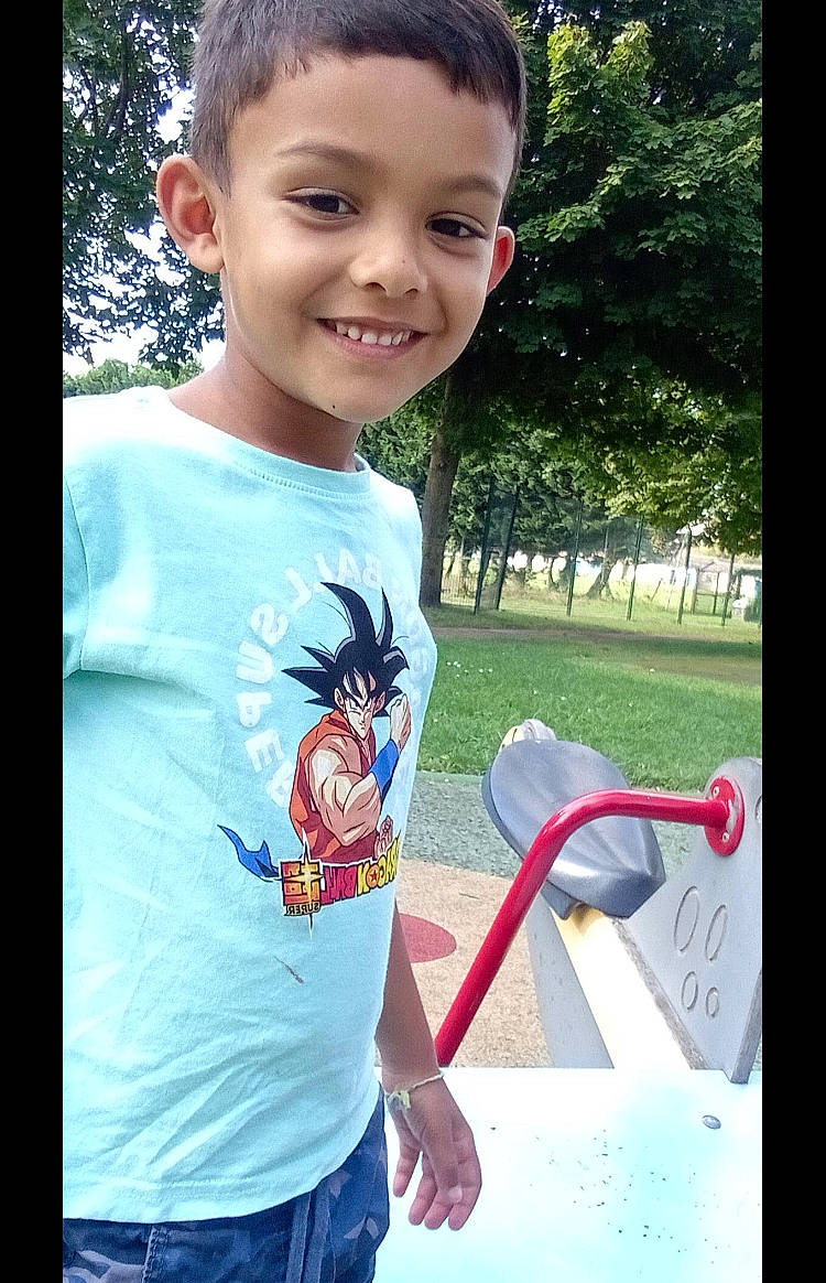 Kevin participe au concours pour gagner de l'argent avec cette photo : clothing, cool, finger, fun, gesture, grass, happy, joy, leisure, mammal, person, plant, product, recreation, shoulder, sleeve, smile, summer, t_shirt, toddler