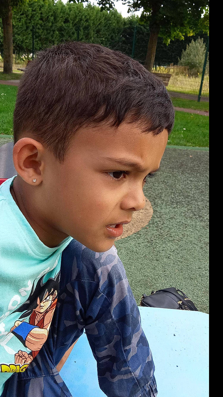 Kevin a rejoint le concours — aidez-le/la à gagner de superbes lots ! caesar_cut, child, chin, cool, forehead, fun, grass, hairstyle, happy, jaw, leisure, light, neck, nose, people, person, plant, t_shirt, toddler, tree