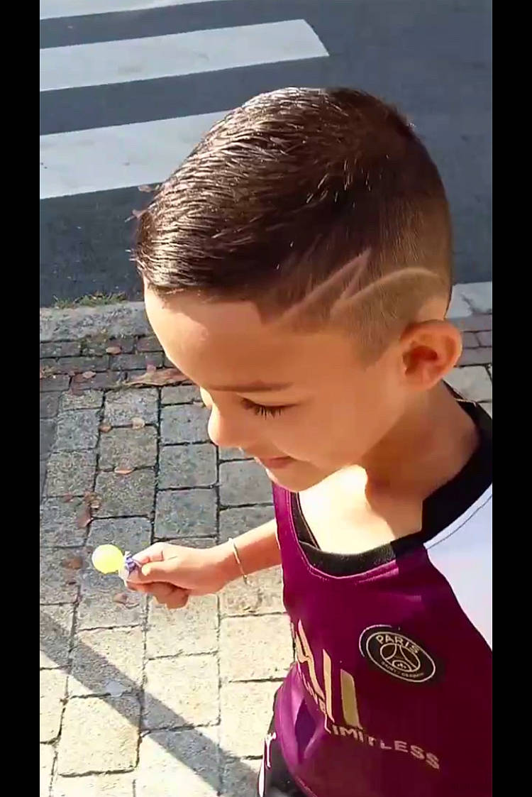 Kevin participe au concours pour gagner de l'argent avec cette photo : child, chin, eyewear, flooring, fun, glass, grass, happy, leisure, liquid_bubble, person, play, recreation, road_surface, sleeve, street_fashion, t_shirt, toddler