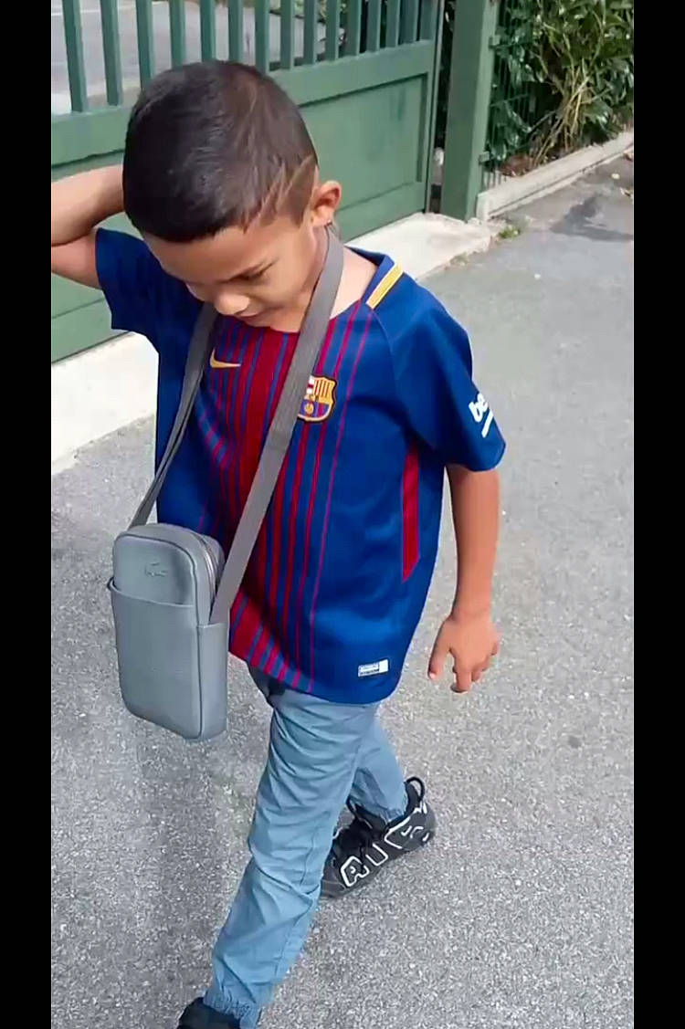 Kevin a rejoint le concours — aidez-le/la à gagner de superbes lots ! asphalt, backpack, bag, child, denim, electric_blue, fun, leisure, luggage_and_bags, pedestrian, person, play, recreation, shoe, sleeve, sneakers, street_fashion, t_shirt, toddler, travel