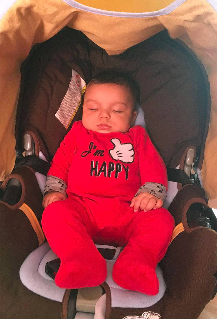 Niro a rejoint le concours — aidez-le/la à gagner de superbes lots ! arm, baby, baby_carriage, baby_toddler_clothing, chair, child, comfort, facial_expression, finger, lap, leg, mouth, organ, person, pink, product, red, skin, tent, toddler